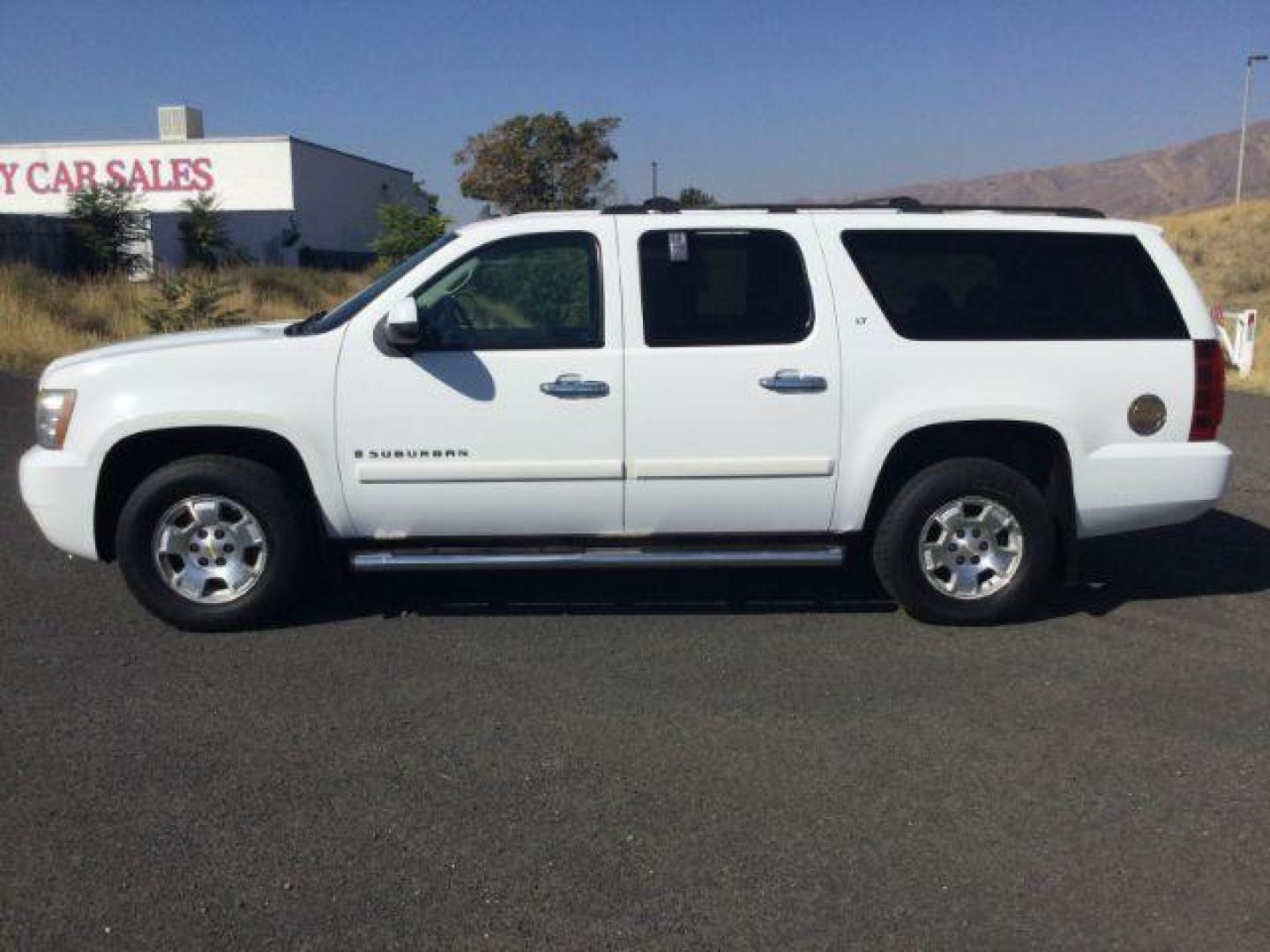 2007 Summit White /Ebony Chevrolet Suburban 1500 LT (3GNFK16367G) with an 5.3L V8 engine, 6-Speed Automatic transmission, located at 1801 Main Street, Lewiston, 83501, (208) 743-9371, 46.417065, -117.004799 - Photo#1