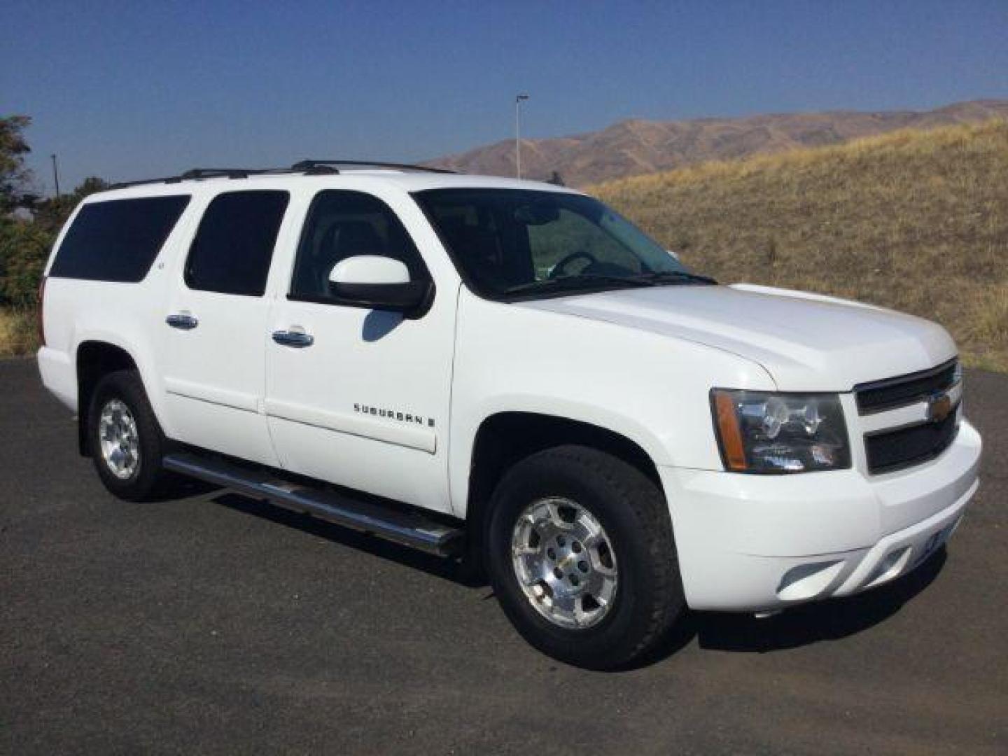 2007 Summit White /Ebony Chevrolet Suburban 1500 LT (3GNFK16367G) with an 5.3L V8 engine, 6-Speed Automatic transmission, located at 1801 Main Street, Lewiston, 83501, (208) 743-9371, 46.417065, -117.004799 - Photo#2