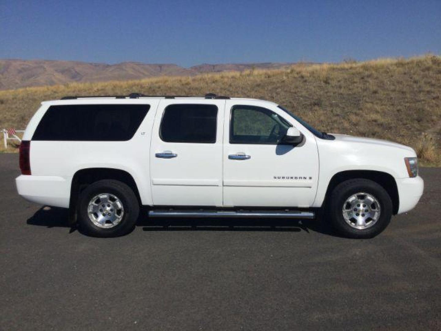 2007 Summit White /Ebony Chevrolet Suburban 1500 LT (3GNFK16367G) with an 5.3L V8 engine, 6-Speed Automatic transmission, located at 1801 Main Street, Lewiston, 83501, (208) 743-9371, 46.417065, -117.004799 - Photo#3