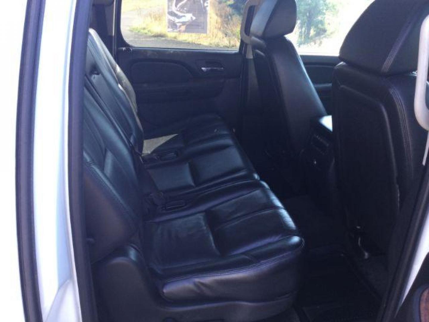 2007 Summit White /Ebony Chevrolet Suburban 1500 LT (3GNFK16367G) with an 5.3L V8 engine, 6-Speed Automatic transmission, located at 1801 Main Street, Lewiston, 83501, (208) 743-9371, 46.417065, -117.004799 - Photo#4