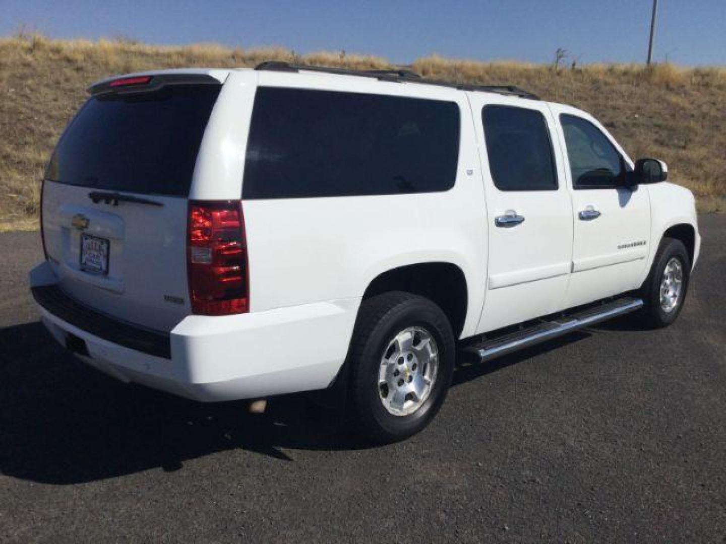 2007 Summit White /Ebony Chevrolet Suburban 1500 LT (3GNFK16367G) with an 5.3L V8 engine, 6-Speed Automatic transmission, located at 1801 Main Street, Lewiston, 83501, (208) 743-9371, 46.417065, -117.004799 - Photo#6