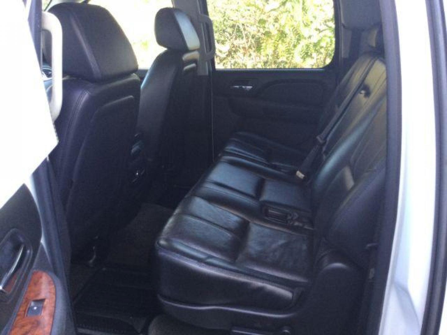 2007 Summit White /Ebony Chevrolet Suburban 1500 LT (3GNFK16367G) with an 5.3L V8 engine, 6-Speed Automatic transmission, located at 1801 Main Street, Lewiston, 83501, (208) 743-9371, 46.417065, -117.004799 - Photo#7