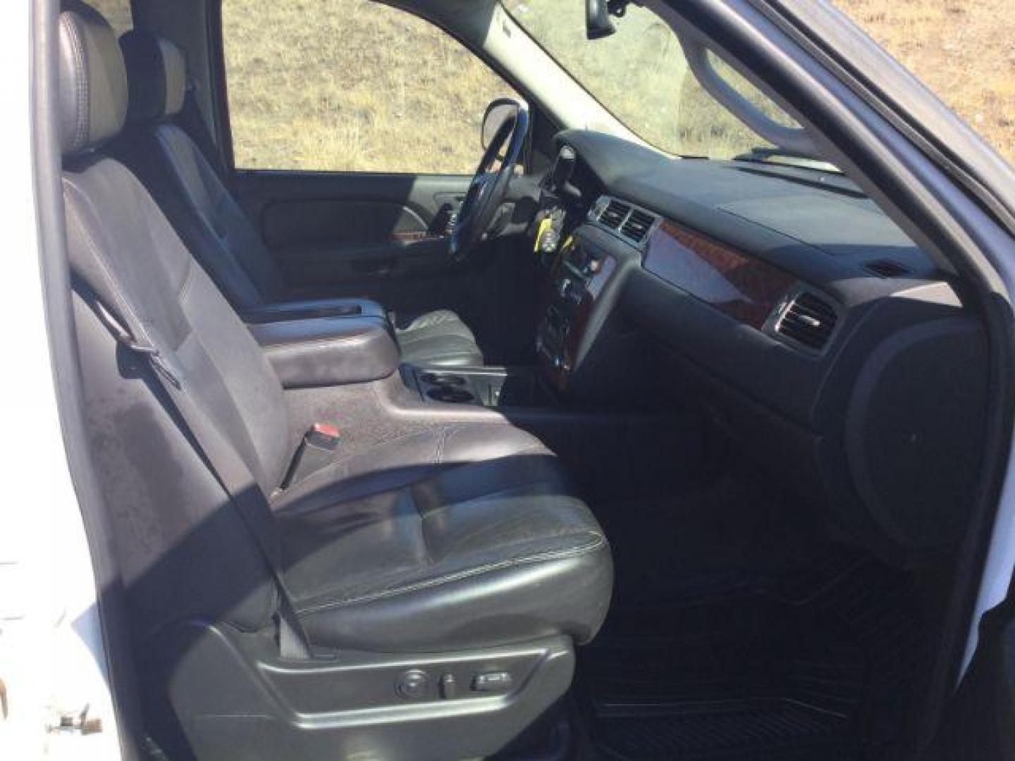 2007 Summit White /Ebony Chevrolet Suburban 1500 LT (3GNFK16367G) with an 5.3L V8 engine, 6-Speed Automatic transmission, located at 1801 Main Street, Lewiston, 83501, (208) 743-9371, 46.417065, -117.004799 - Photo#8