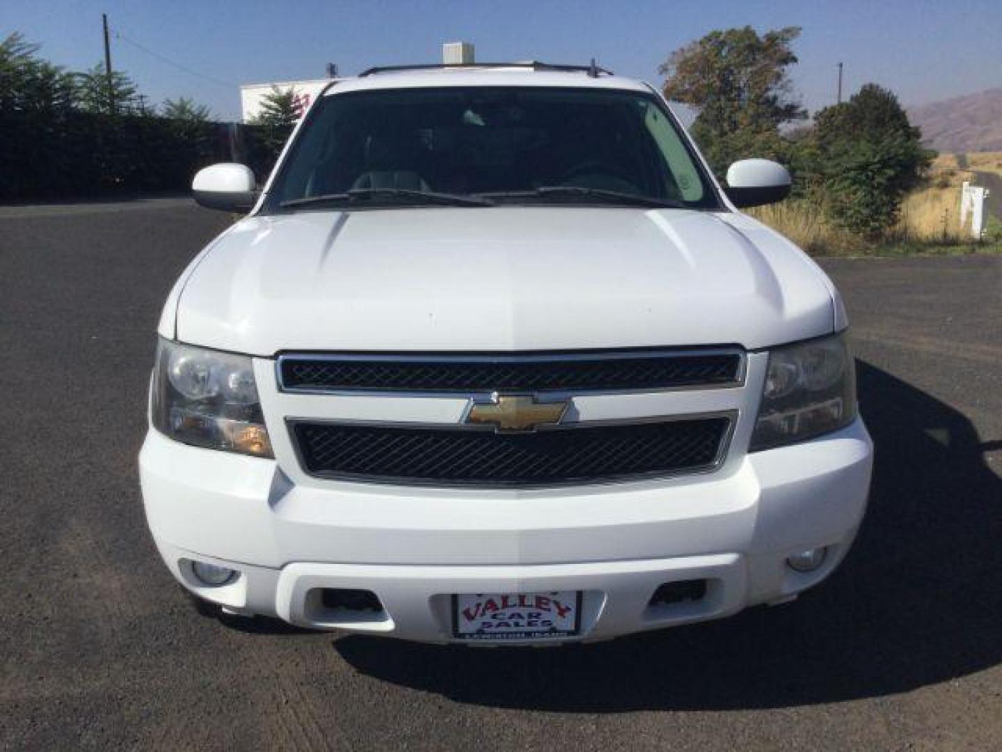 2007 Summit White /Ebony Chevrolet Suburban 1500 LT (3GNFK16367G) with an 5.3L V8 engine, 6-Speed Automatic transmission, located at 1801 Main Street, Lewiston, 83501, (208) 743-9371, 46.417065, -117.004799 - Photo#9