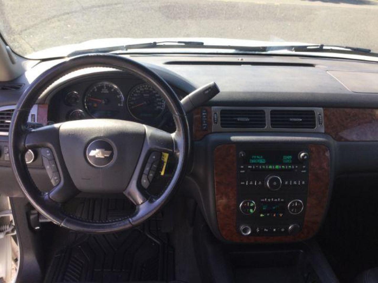 2007 Summit White /Ebony Chevrolet Suburban 1500 LT (3GNFK16367G) with an 5.3L V8 engine, 6-Speed Automatic transmission, located at 1801 Main Street, Lewiston, 83501, (208) 743-9371, 46.417065, -117.004799 - Photo#13