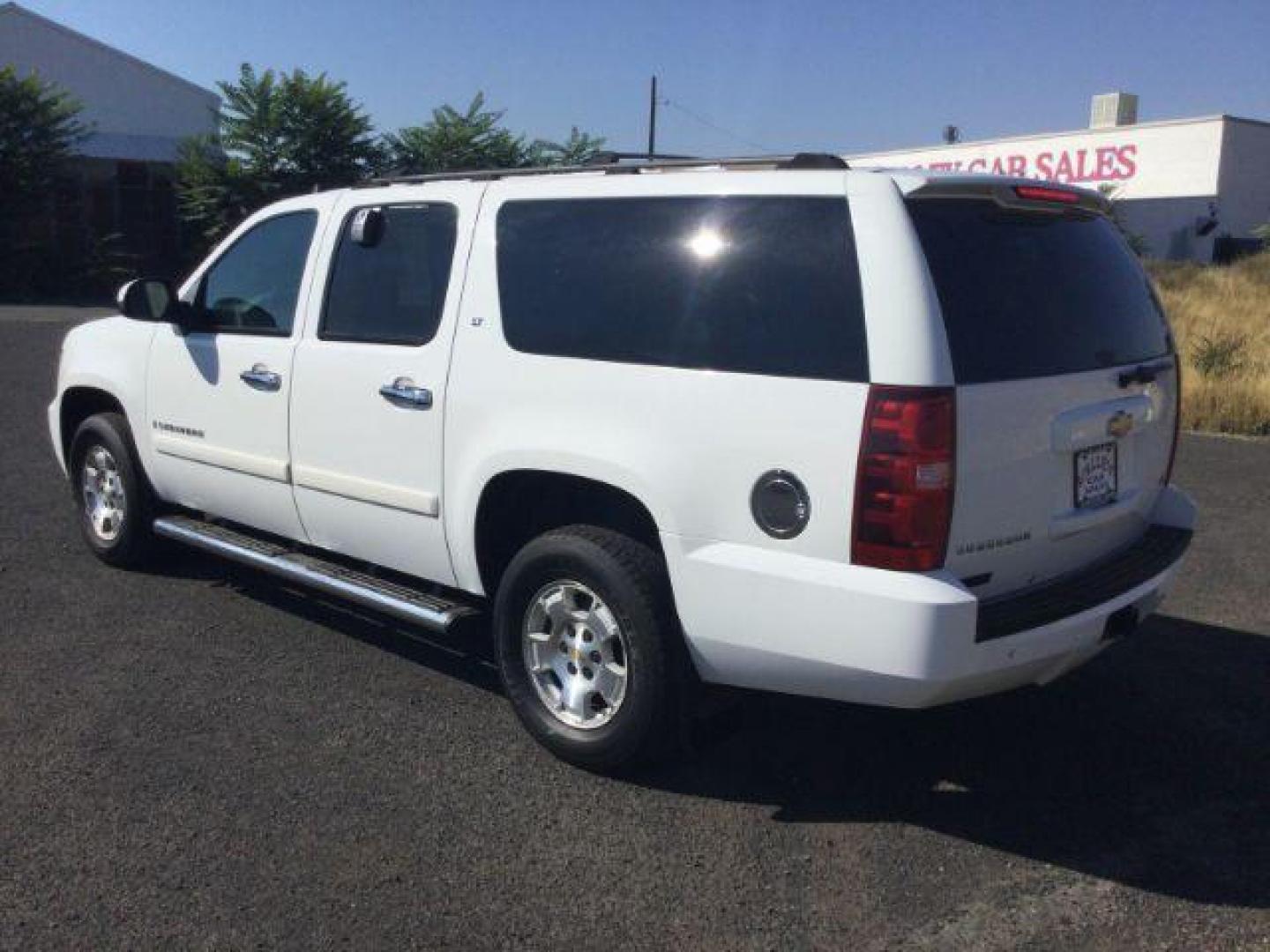 2007 Summit White /Ebony Chevrolet Suburban 1500 LT (3GNFK16367G) with an 5.3L V8 engine, 6-Speed Automatic transmission, located at 1801 Main Street, Lewiston, 83501, (208) 743-9371, 46.417065, -117.004799 - Photo#15