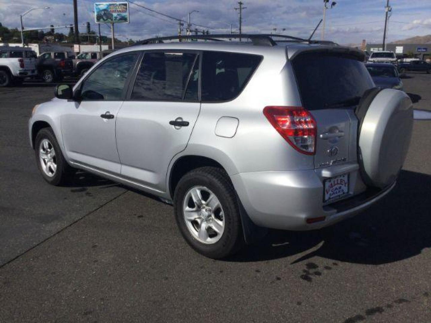 2010 SILVER /GRAY CLOTH Toyota RAV4 4WD (JTMBF4DV4AD) with an 2.5 4cyl engine, 4 speed Automatic transmission, located at 1801 Main Street, Lewiston, 83501, (208) 743-9371, 46.417065, -117.004799 - Photo#2
