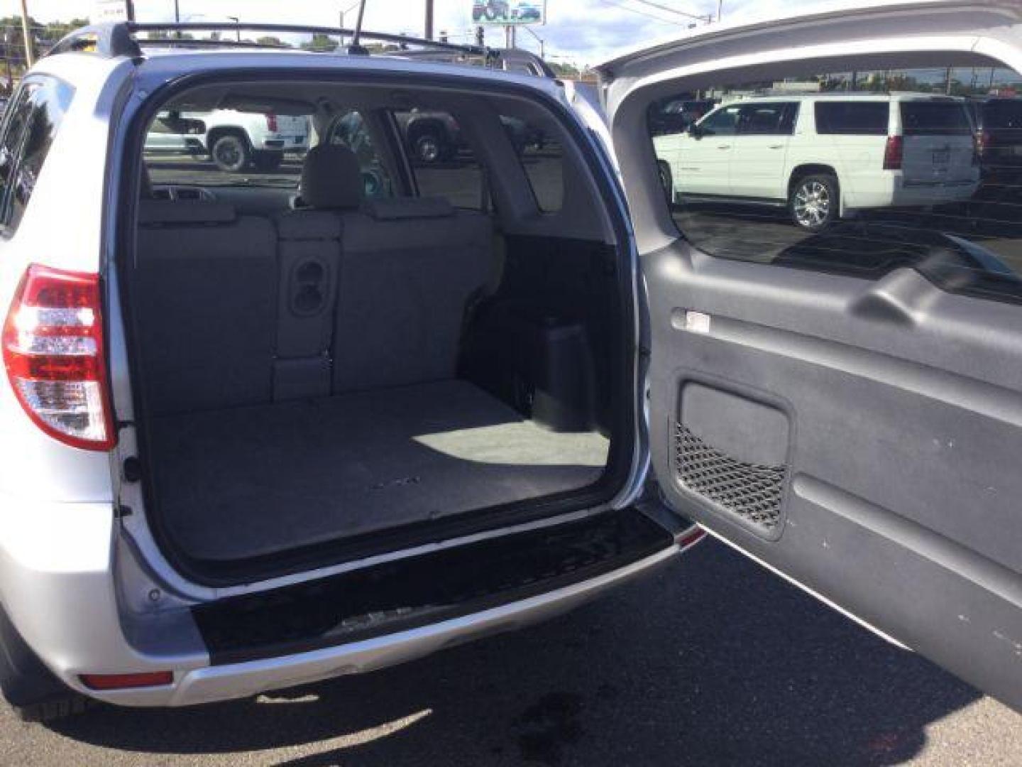 2010 SILVER /GRAY CLOTH Toyota RAV4 4WD (JTMBF4DV4AD) with an 2.5 4cyl engine, 4 speed Automatic transmission, located at 1801 Main Street, Lewiston, 83501, (208) 743-9371, 46.417065, -117.004799 - Photo#5