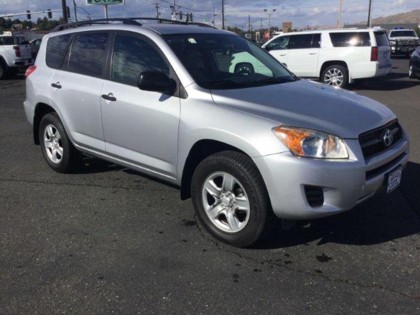 2010 SILVER /GRAY CLOTH Toyota RAV4 4WD (JTMBF4DV4AD) with an 2.5 4cyl engine, 4 speed Automatic transmission, located at 1801 Main Street, Lewiston, 83501, (208) 743-9371, 46.417065, -117.004799 - Photo#6