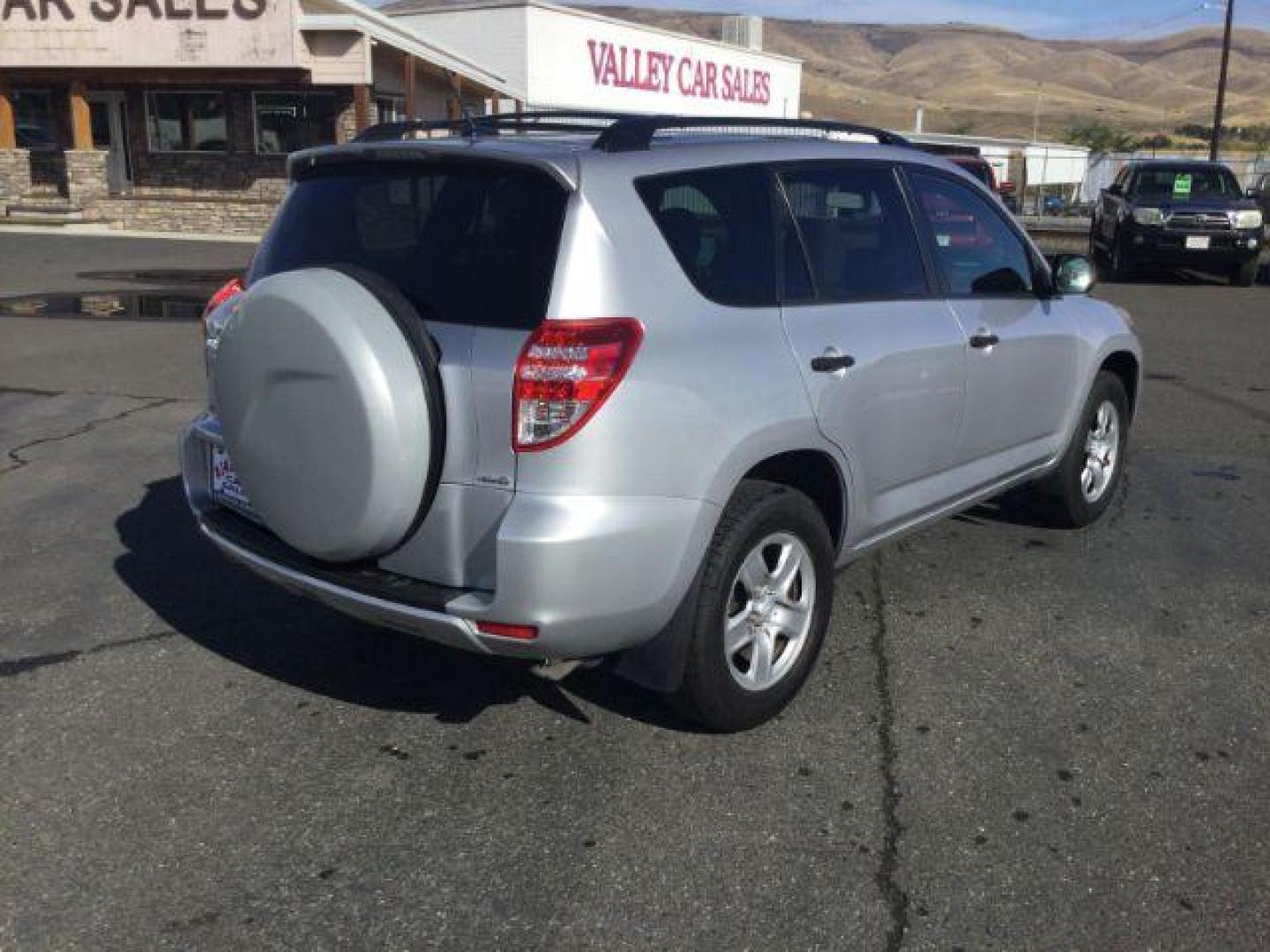 2010 SILVER /GRAY CLOTH Toyota RAV4 4WD (JTMBF4DV4AD) with an 2.5 4cyl engine, 4 speed Automatic transmission, located at 1801 Main Street, Lewiston, 83501, (208) 743-9371, 46.417065, -117.004799 - Photo#7