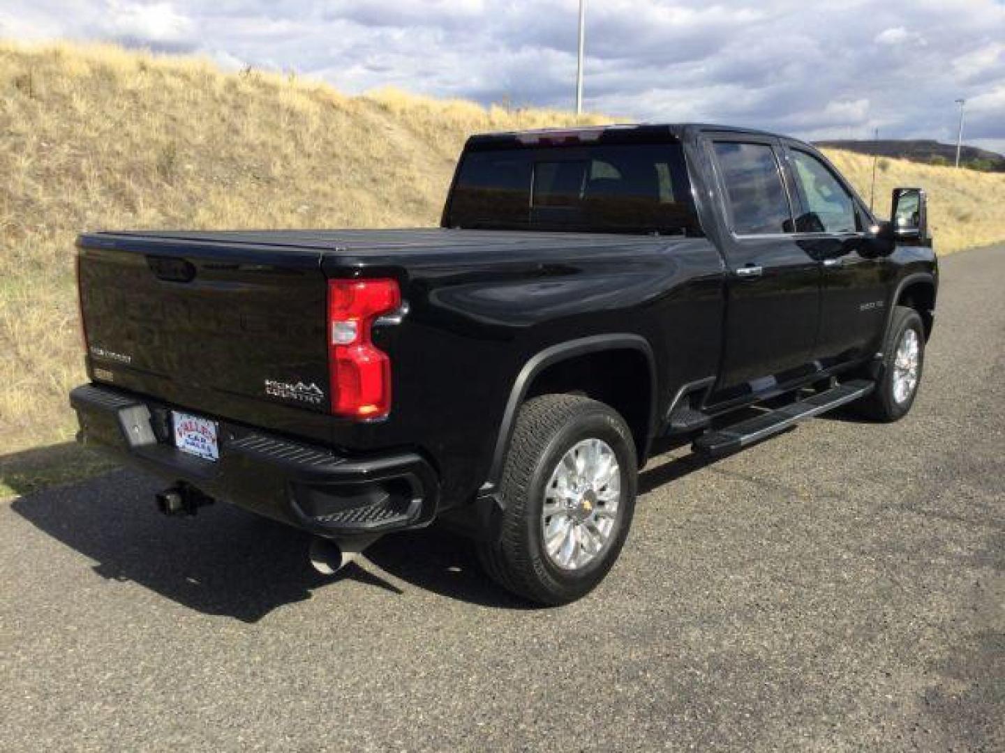 2021 Mosaic Black Metallic Chevrolet Silverado 2500HD 4WD Crew Cab Standard Bed High Country | 4WD Crew Cab Long Bed High Country (1GC1YREY0MF) , located at 1801 Main Street, Lewiston, 83501, (208) 743-9371, 46.417065, -117.004799 - Photo#11