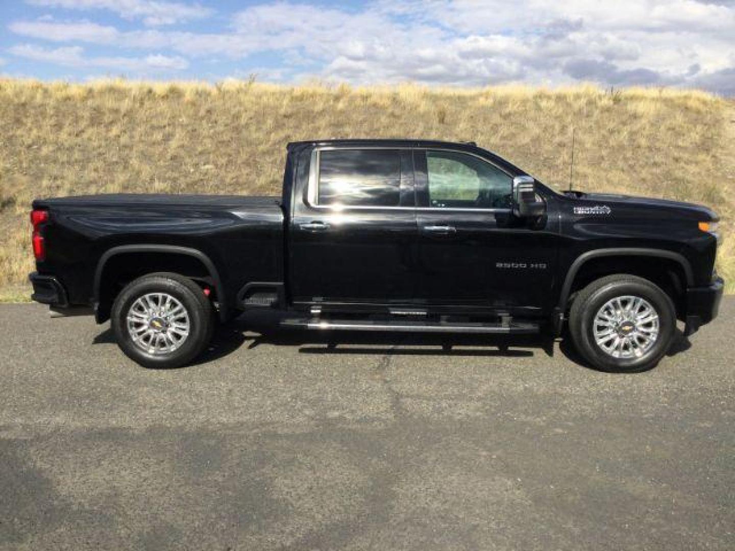 2021 Mosaic Black Metallic Chevrolet Silverado 2500HD 4WD Crew Cab Standard Bed High Country | 4WD Crew Cab Long Bed High Country (1GC1YREY0MF) , located at 1801 Main Street, Lewiston, 83501, (208) 743-9371, 46.417065, -117.004799 - Photo#12