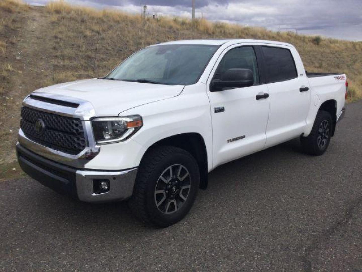 2018 Super White /Graphite Toyota Tundra SR5 5.7L V8 (5TFDY5F15JX) with an I-FORCE 5.7L V-8 DOHC engine, 6-Speed Automatic transmission, located at 1801 Main Street, Lewiston, 83501, (208) 743-9371, 46.417065, -117.004799 - Photo#0