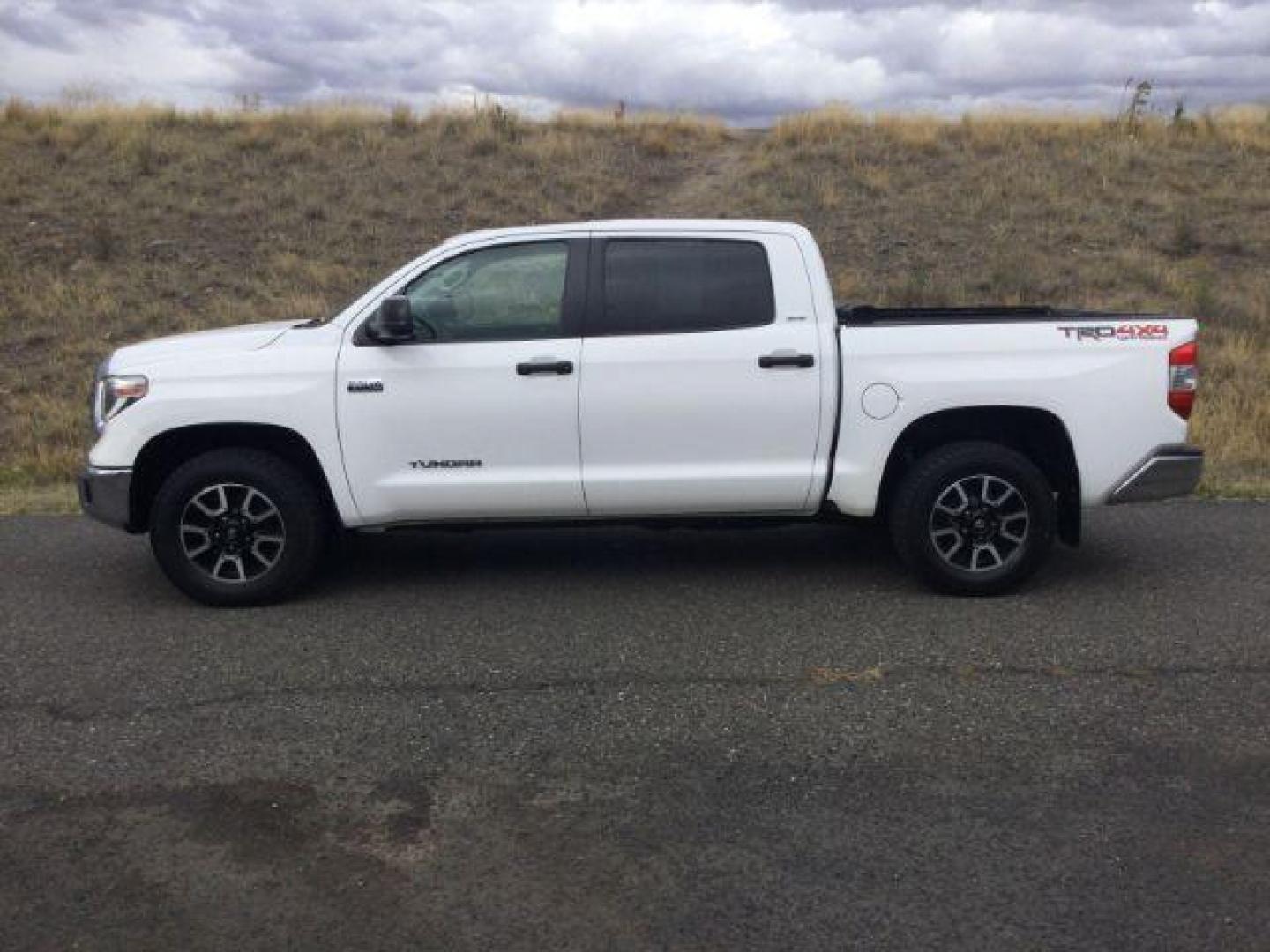 2018 Super White /Graphite Toyota Tundra SR5 5.7L V8 (5TFDY5F15JX) with an I-FORCE 5.7L V-8 DOHC engine, 6-Speed Automatic transmission, located at 1801 Main Street, Lewiston, 83501, (208) 743-9371, 46.417065, -117.004799 - Photo#1