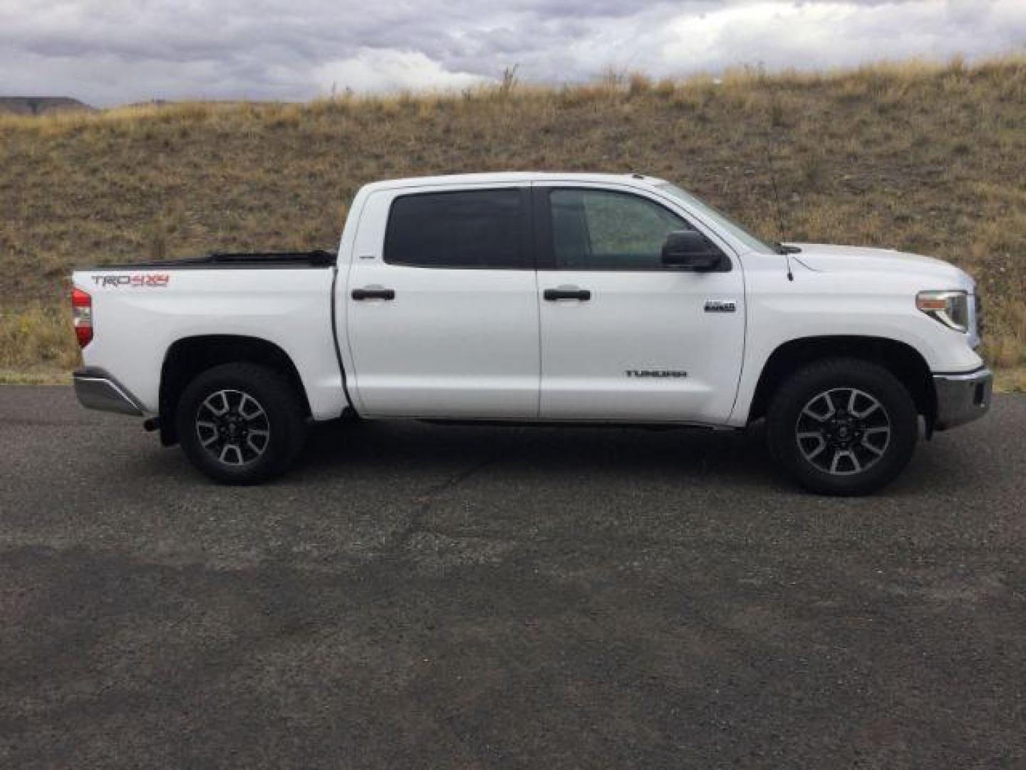 2018 Super White /Graphite Toyota Tundra SR5 5.7L V8 (5TFDY5F15JX) with an I-FORCE 5.7L V-8 DOHC engine, 6-Speed Automatic transmission, located at 1801 Main Street, Lewiston, 83501, (208) 743-9371, 46.417065, -117.004799 - Photo#11