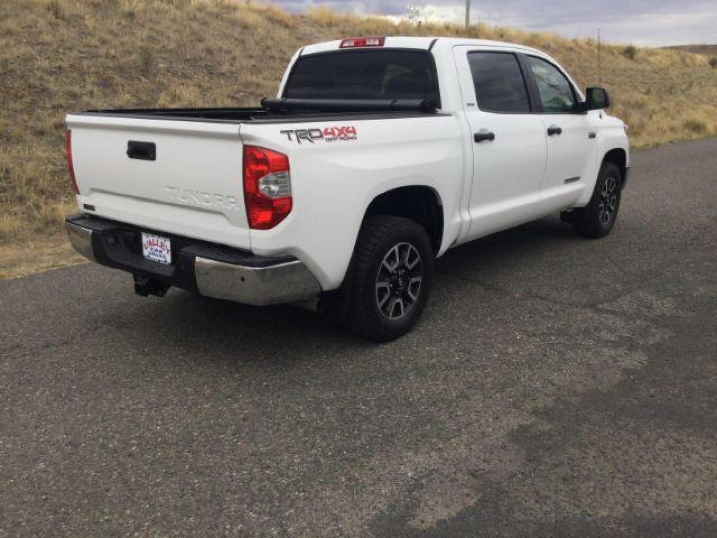 2018 Super White /Graphite Toyota Tundra SR5 5.7L V8 (5TFDY5F15JX) with an I-FORCE 5.7L V-8 DOHC engine, 6-Speed Automatic transmission, located at 1801 Main Street, Lewiston, 83501, (208) 743-9371, 46.417065, -117.004799 - Photo#12