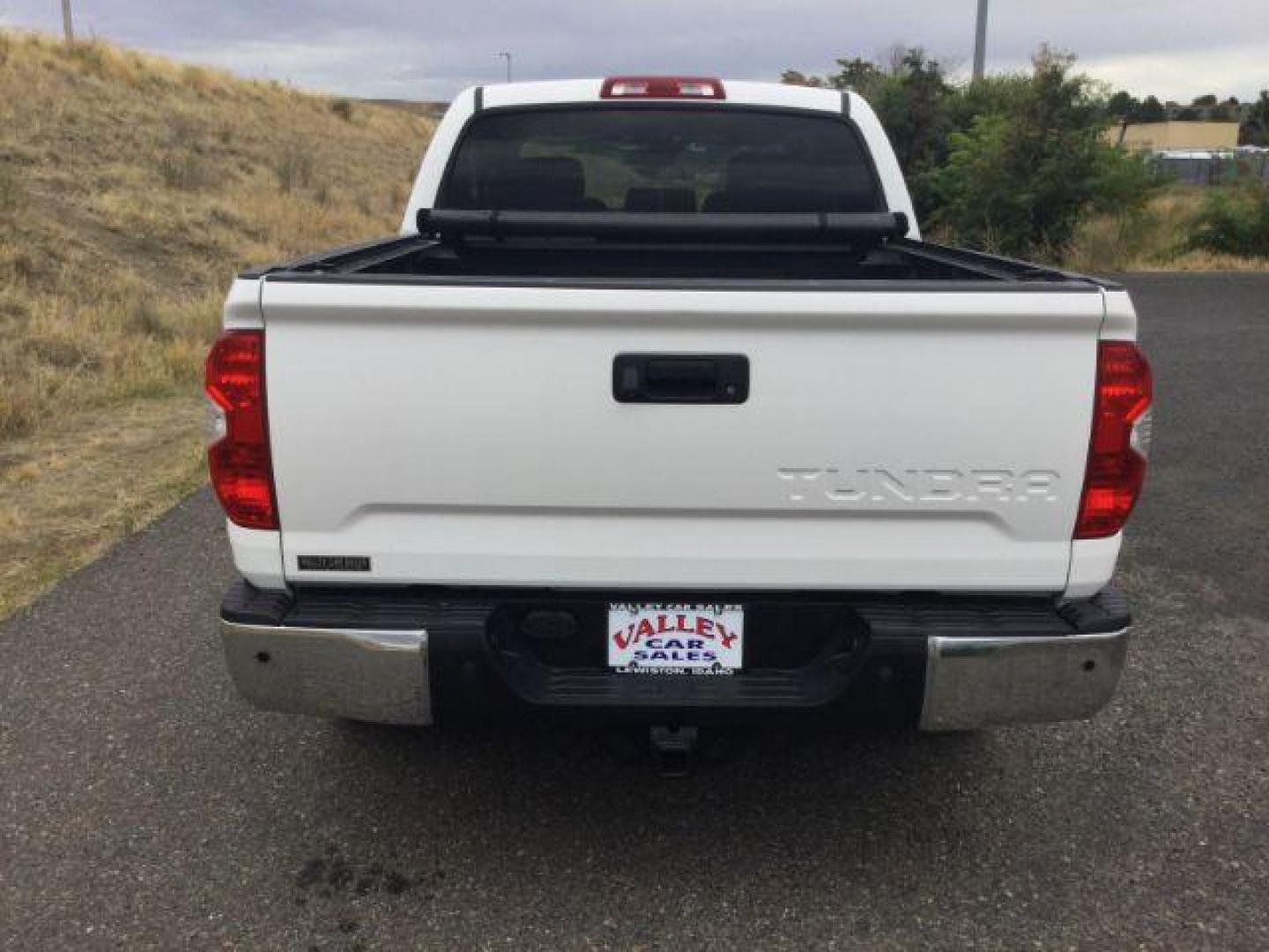 2018 Super White /Graphite Toyota Tundra SR5 5.7L V8 (5TFDY5F15JX) with an I-FORCE 5.7L V-8 DOHC engine, 6-Speed Automatic transmission, located at 1801 Main Street, Lewiston, 83501, (208) 743-9371, 46.417065, -117.004799 - Photo#13