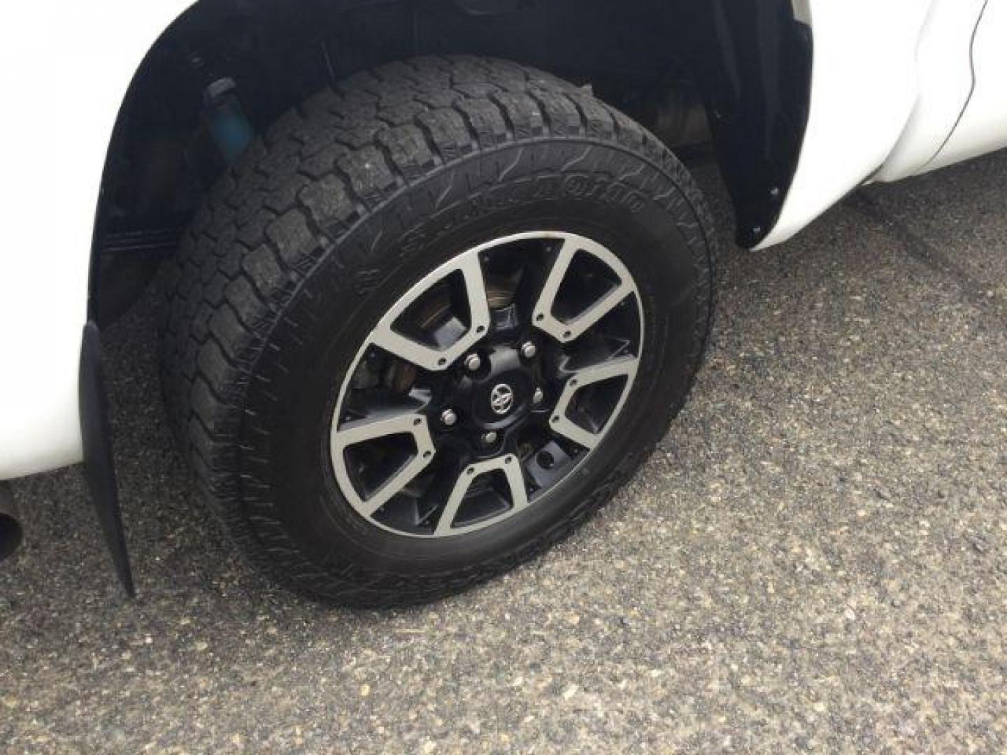 2018 Super White /Graphite Toyota Tundra SR5 5.7L V8 (5TFDY5F15JX) with an I-FORCE 5.7L V-8 DOHC engine, 6-Speed Automatic transmission, located at 1801 Main Street, Lewiston, 83501, (208) 743-9371, 46.417065, -117.004799 - Photo#23
