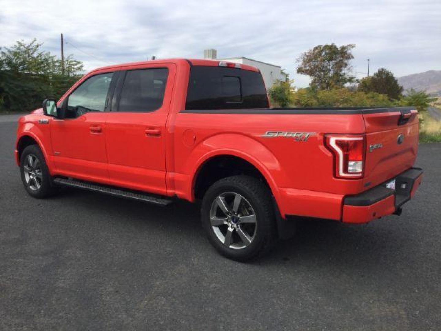2016 Race Red /Black Ford F 150 Crew Cab 4x4 XLT (1FTEW1EG9GK) with an EcoBoost 3.5L V-6 gasoline direct injection engine, 6-Speed Automatic transmission, located at 1801 Main Street, Lewiston, 83501, (208) 743-9371, 46.417065, -117.004799 - Photo#8