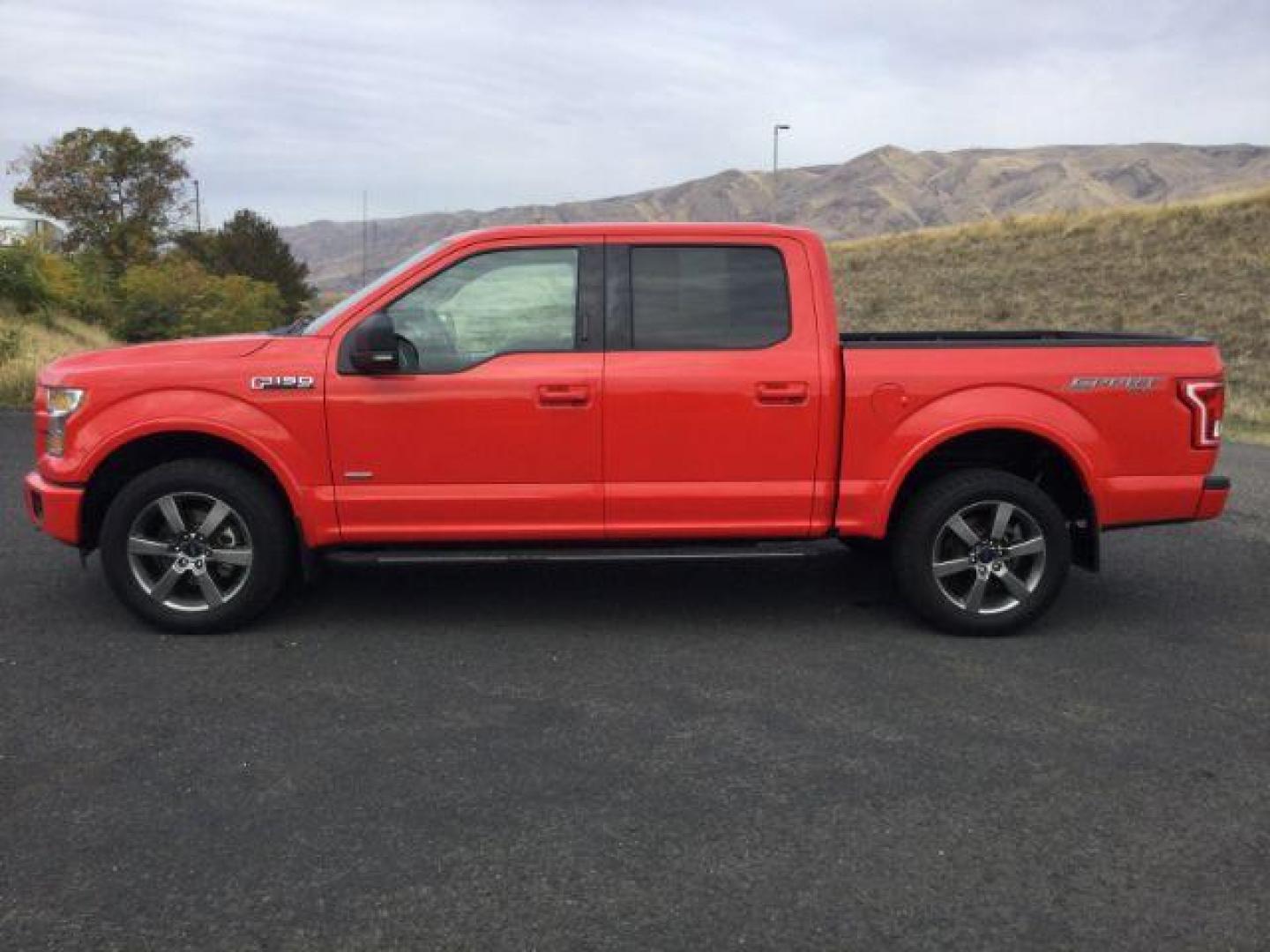 2016 Race Red /Black Ford F 150 Crew Cab 4x4 XLT (1FTEW1EG9GK) with an EcoBoost 3.5L V-6 gasoline direct injection engine, 6-Speed Automatic transmission, located at 1801 Main Street, Lewiston, 83501, (208) 743-9371, 46.417065, -117.004799 - Photo#9
