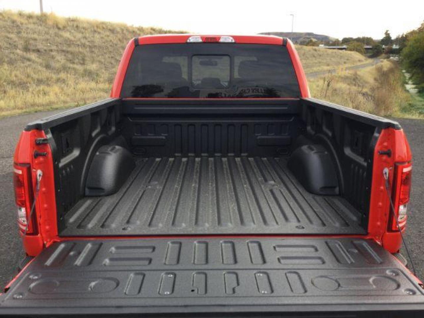 2016 Race Red /Black Ford F 150 Crew Cab 4x4 XLT (1FTEW1EG9GK) with an EcoBoost 3.5L V-6 gasoline direct injection engine, 6-Speed Automatic transmission, located at 1801 Main Street, Lewiston, 83501, (208) 743-9371, 46.417065, -117.004799 - Photo#11