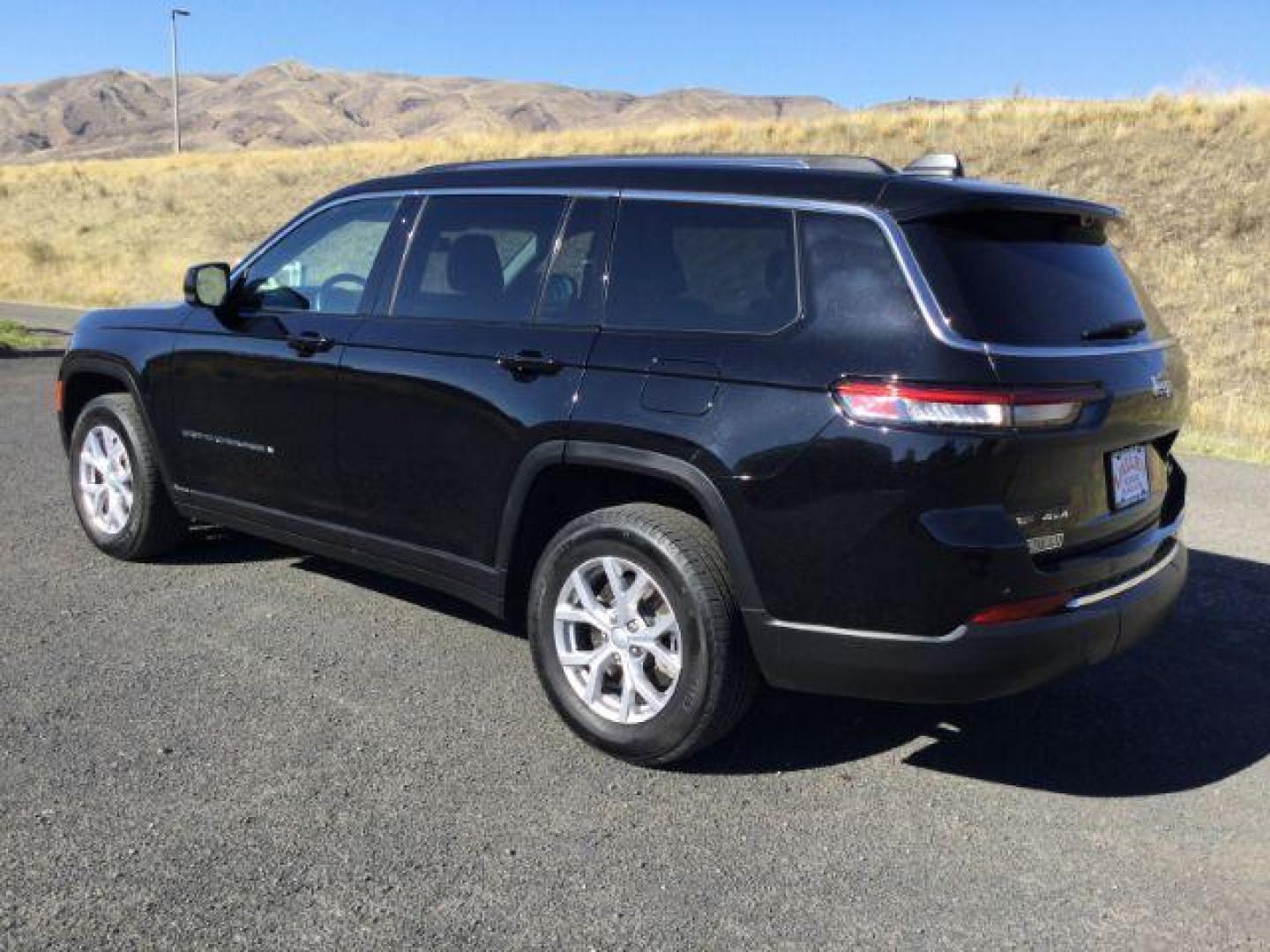 2022 Diamond Black Crystal Pearlcoat /Global Black Jeep Grand Cherokee L Limited 4x4 (1C4RJKBG7N8) with an Pentastar 3.6L V-6 DOHC engine, 8 Speed Automatic transmission, located at 1801 Main Street, Lewiston, 83501, (208) 743-9371, 46.417065, -117.004799 - Photo#2