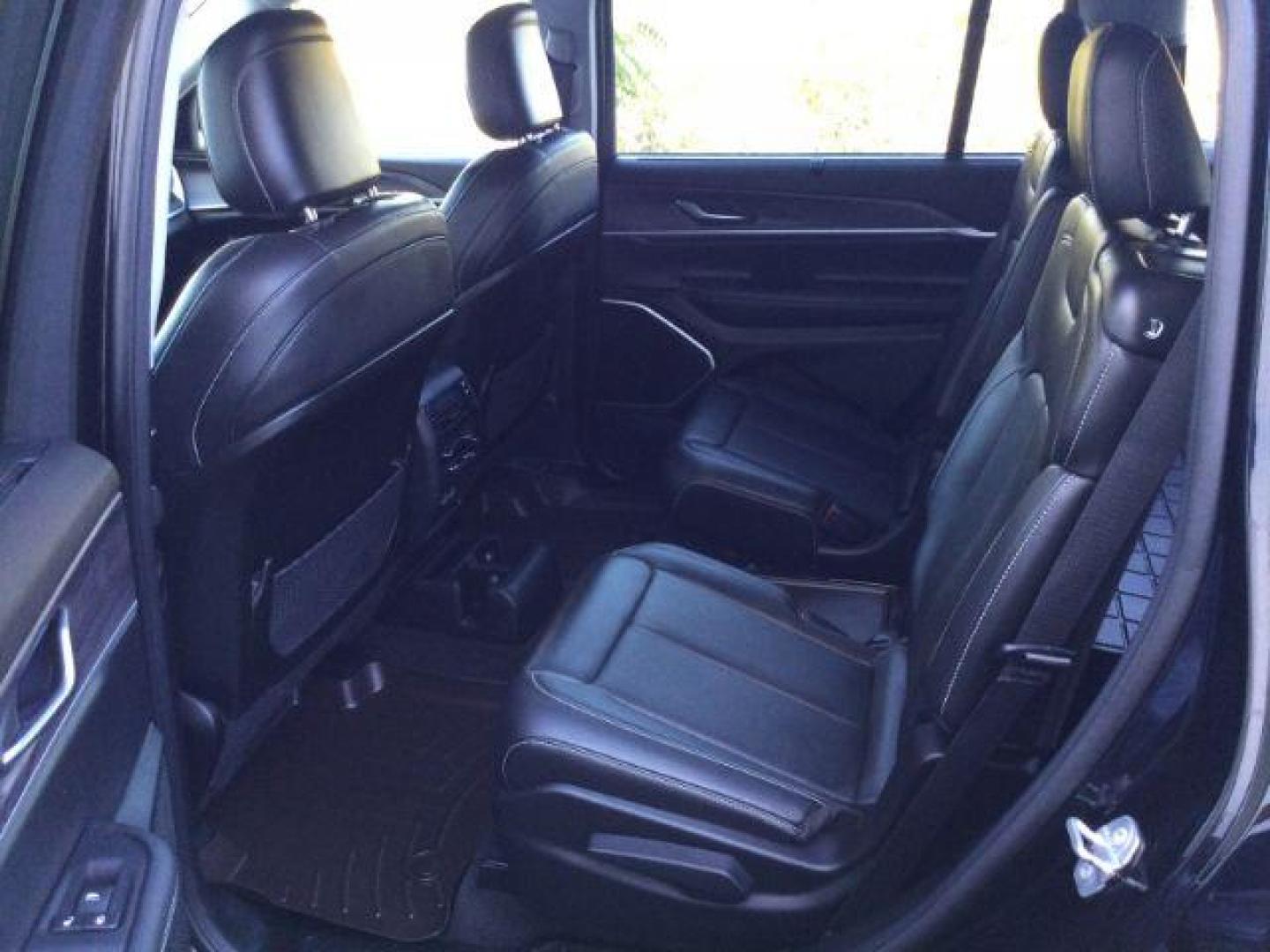 2022 Diamond Black Crystal Pearlcoat /Global Black Jeep Grand Cherokee L Limited 4x4 (1C4RJKBG7N8) with an Pentastar 3.6L V-6 DOHC engine, 8 Speed Automatic transmission, located at 1801 Main Street, Lewiston, 83501, (208) 743-9371, 46.417065, -117.004799 - Photo#4