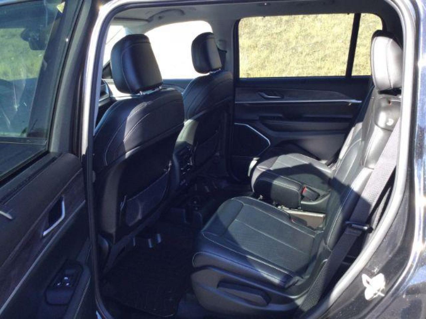 2022 Diamond Black Crystal Pearlcoat /Global Black Jeep Grand Cherokee L Limited 4x4 (1C4RJKBG7N8) with an Pentastar 3.6L V-6 DOHC engine, 8 Speed Automatic transmission, located at 1801 Main Street, Lewiston, 83501, (208) 743-9371, 46.417065, -117.004799 - Photo#6