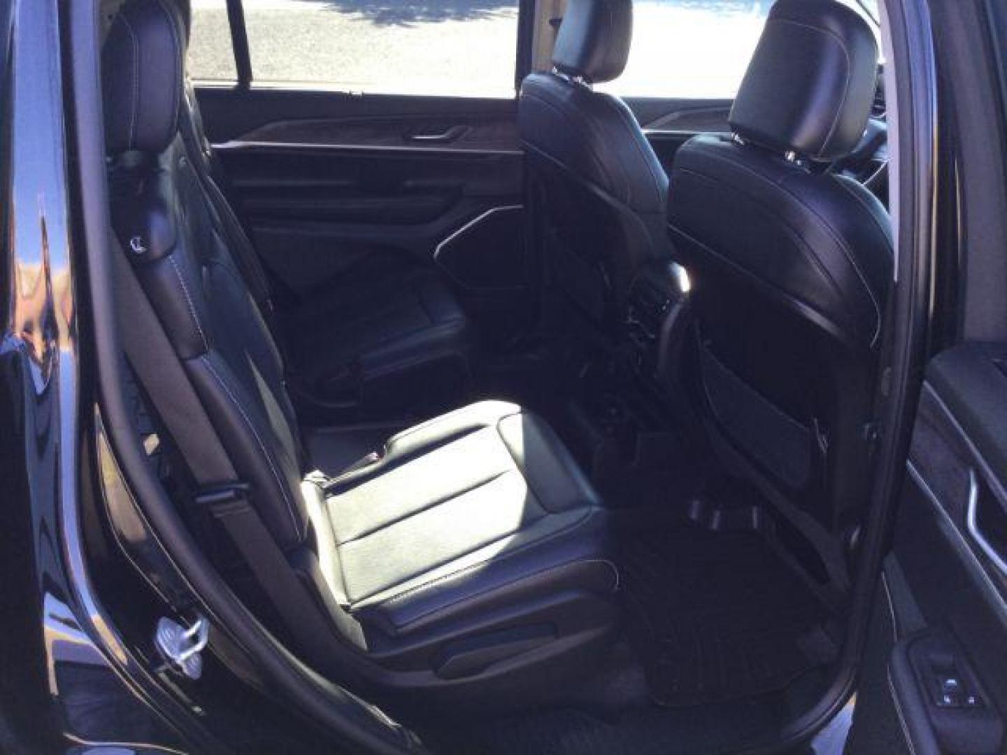 2022 Diamond Black Crystal Pearlcoat /Global Black Jeep Grand Cherokee L Limited 4x4 (1C4RJKBG7N8) with an Pentastar 3.6L V-6 DOHC engine, 8 Speed Automatic transmission, located at 1801 Main Street, Lewiston, 83501, (208) 743-9371, 46.417065, -117.004799 - Photo#7