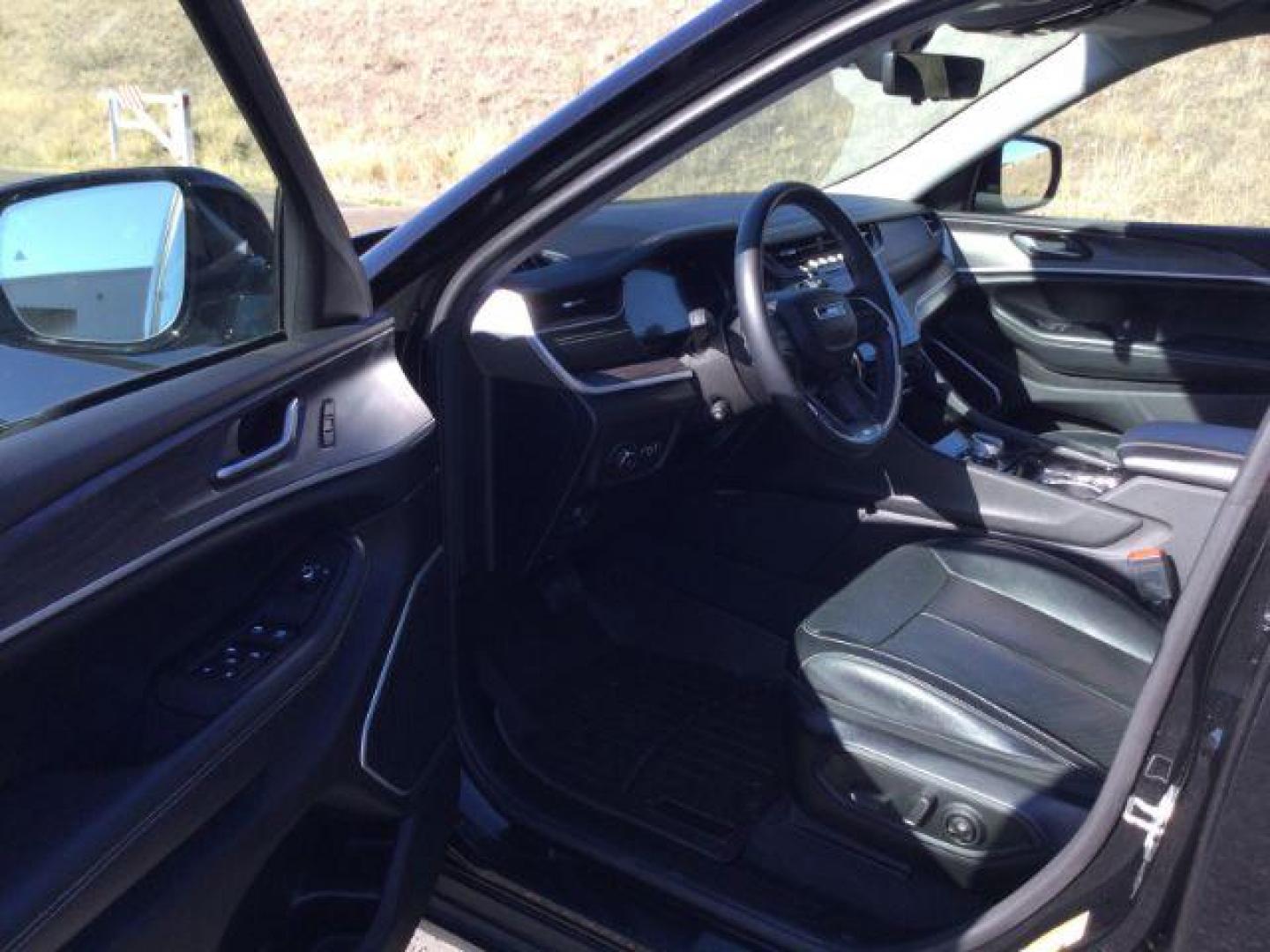 2022 Diamond Black Crystal Pearlcoat /Global Black Jeep Grand Cherokee L Limited 4x4 (1C4RJKBG7N8) with an Pentastar 3.6L V-6 DOHC engine, 8 Speed Automatic transmission, located at 1801 Main Street, Lewiston, 83501, (208) 743-9371, 46.417065, -117.004799 - Photo#8