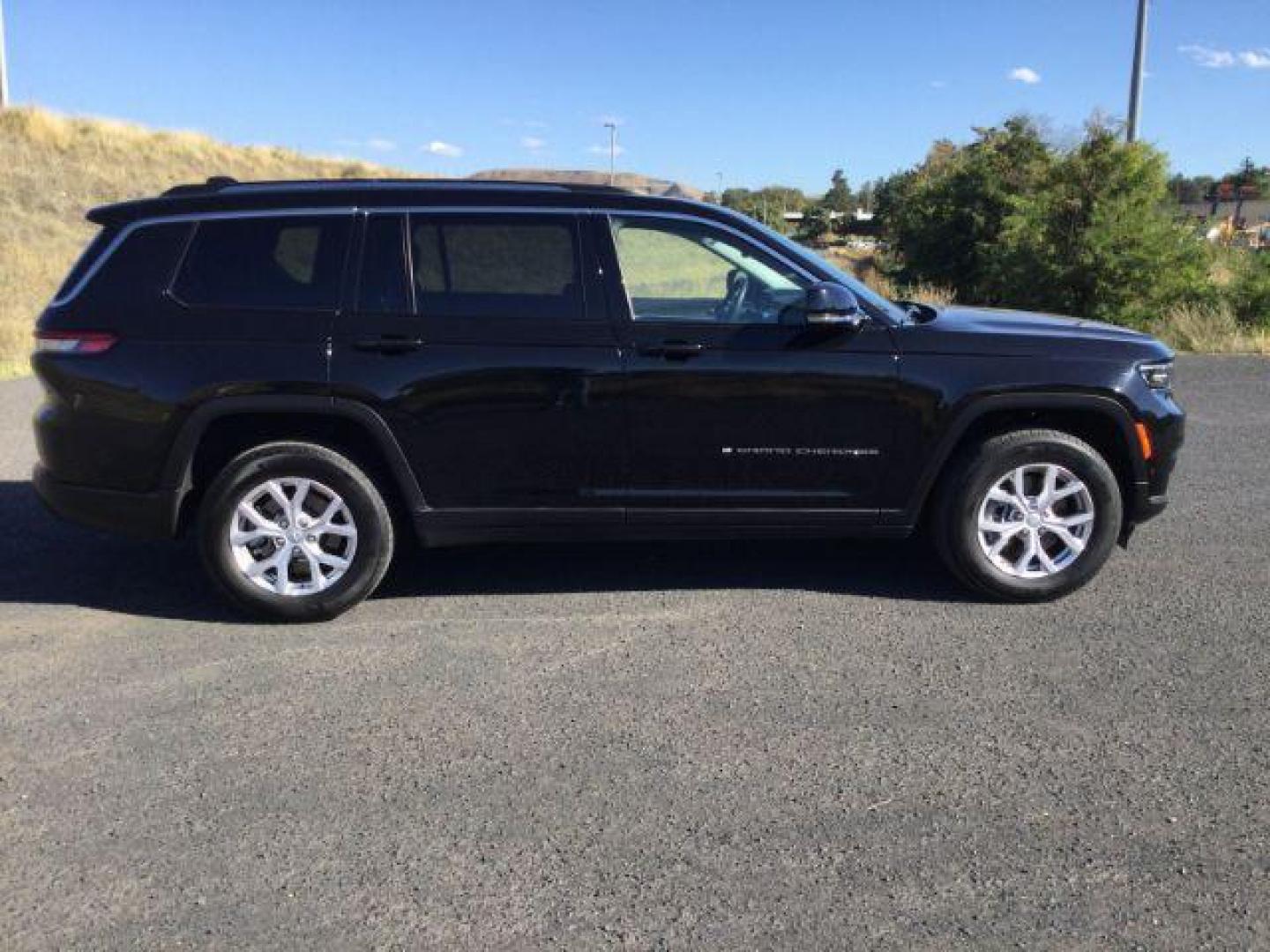 2022 Diamond Black Crystal Pearlcoat /Global Black Jeep Grand Cherokee L Limited 4x4 (1C4RJKBG7N8) with an Pentastar 3.6L V-6 DOHC engine, 8 Speed Automatic transmission, located at 1801 Main Street, Lewiston, 83501, (208) 743-9371, 46.417065, -117.004799 - Photo#11