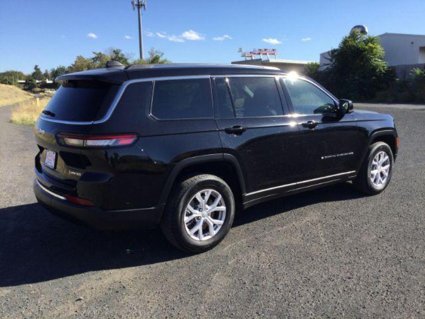 2022 Diamond Black Crystal Pearlcoat /Global Black Jeep Grand Cherokee L Limited 4x4 (1C4RJKBG7N8) with an Pentastar 3.6L V-6 DOHC engine, 8 Speed Automatic transmission, located at 1801 Main Street, Lewiston, 83501, (208) 743-9371, 46.417065, -117.004799 - Photo#12