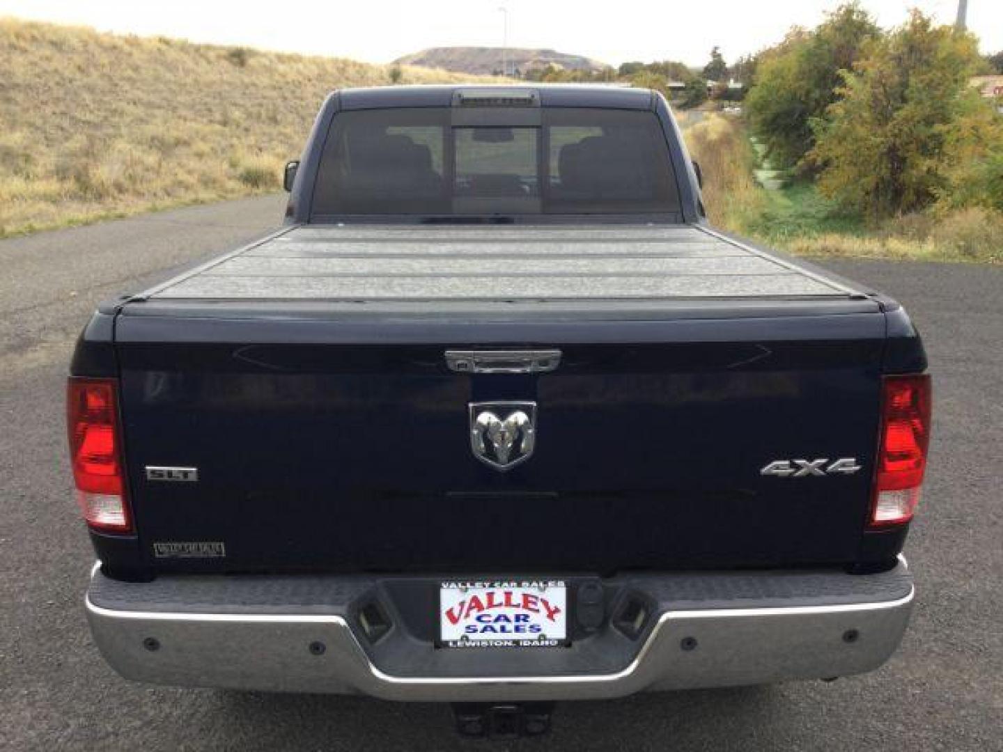 2014 True Blue Pearlcoat /Diesel Gray/Black Ram 2500 Crew Cab 4x4 SLT (3C6UR5DJ7EG) with an HEMI 6.4L V-8 VVT variable valve control engine, 6-Speed Automatic transmission, located at 1801 Main Street, Lewiston, 83501, (208) 743-9371, 46.417065, -117.004799 - Photo#8