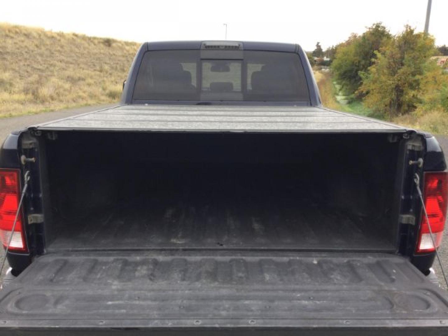 2014 True Blue Pearlcoat /Diesel Gray/Black Ram 2500 Crew Cab 4x4 SLT (3C6UR5DJ7EG) with an HEMI 6.4L V-8 VVT variable valve control engine, 6-Speed Automatic transmission, located at 1801 Main Street, Lewiston, 83501, (208) 743-9371, 46.417065, -117.004799- Photo#9