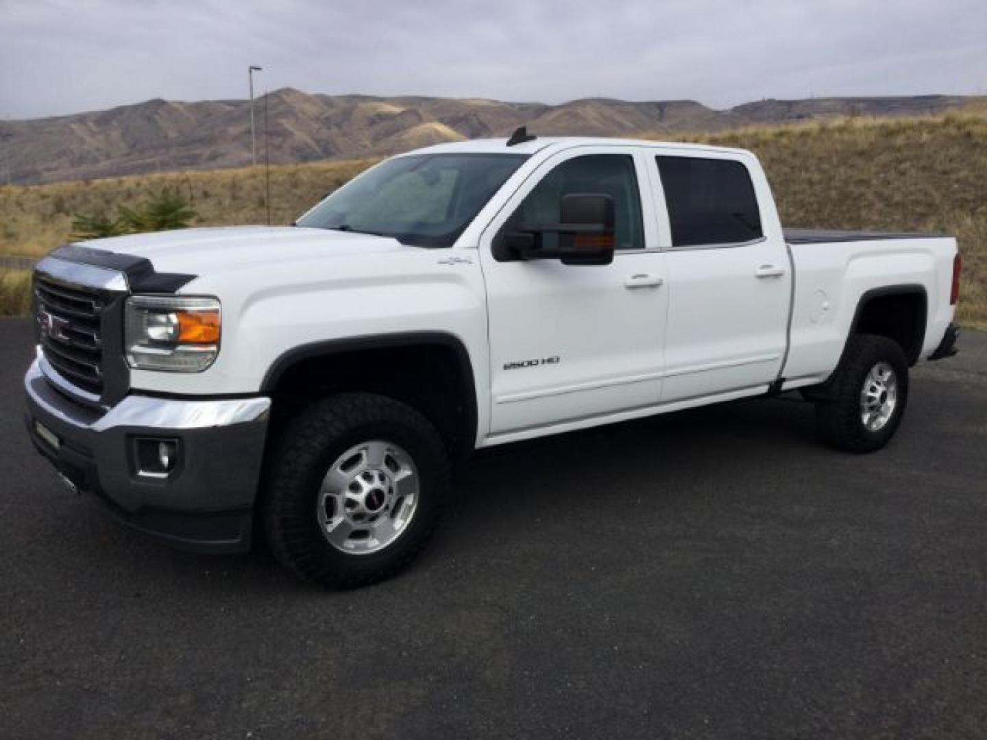 2018 Summit White /Dark Ash/Jet Black GMC 2500 Crew Cab 4x4 SLE (1GT12SEG5JF) with an Vortec 6L V-8 variable valve control engine, 6-Speed Automatic transmission, located at 1801 Main Street, Lewiston, 83501, (208) 743-9371, 46.417065, -117.004799- Photo#0