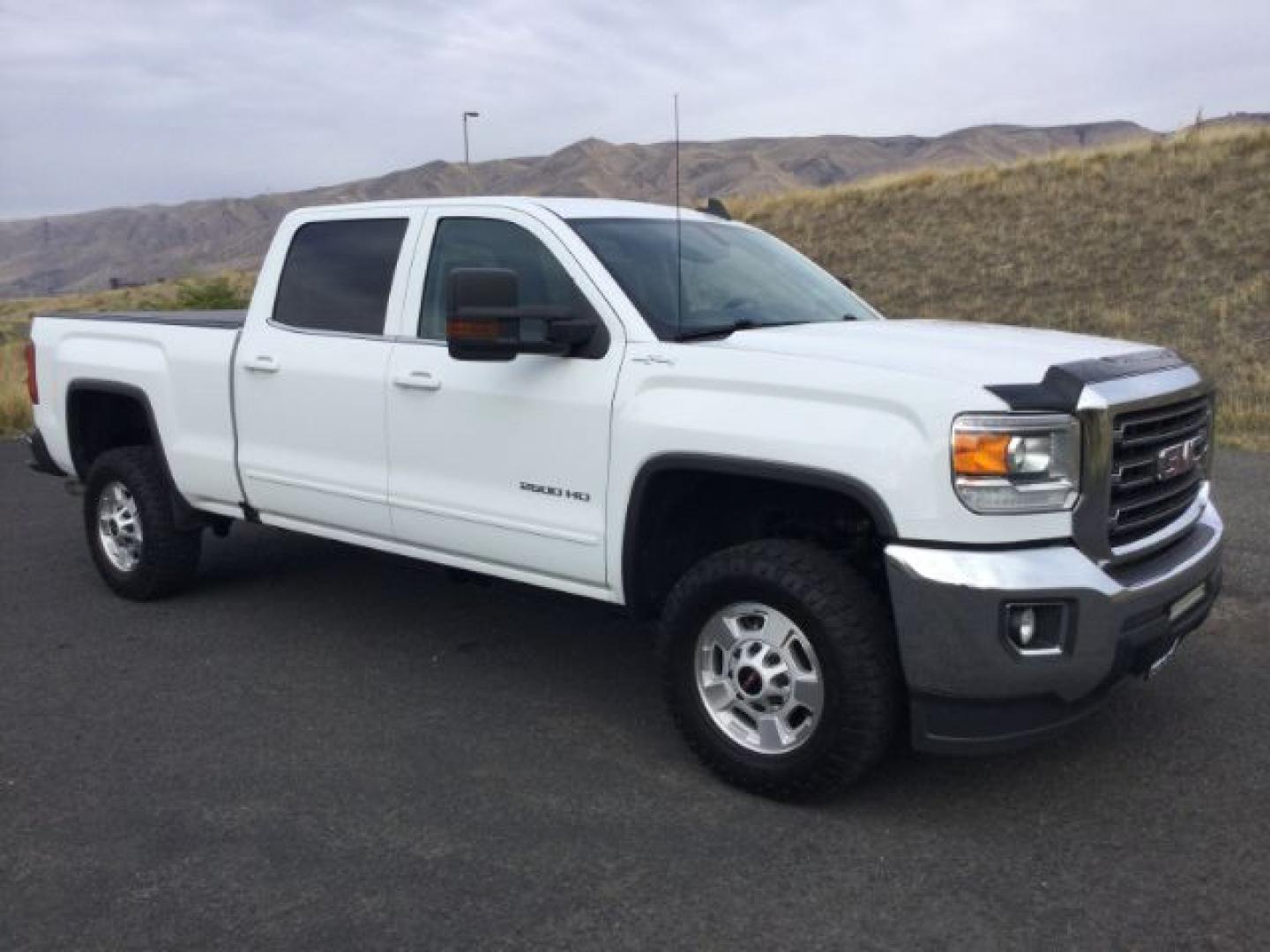 2018 Summit White /Dark Ash/Jet Black GMC 2500 Crew Cab 4x4 SLE (1GT12SEG5JF) with an Vortec 6L V-8 variable valve control engine, 6-Speed Automatic transmission, located at 1801 Main Street, Lewiston, 83501, (208) 743-9371, 46.417065, -117.004799- Photo#1