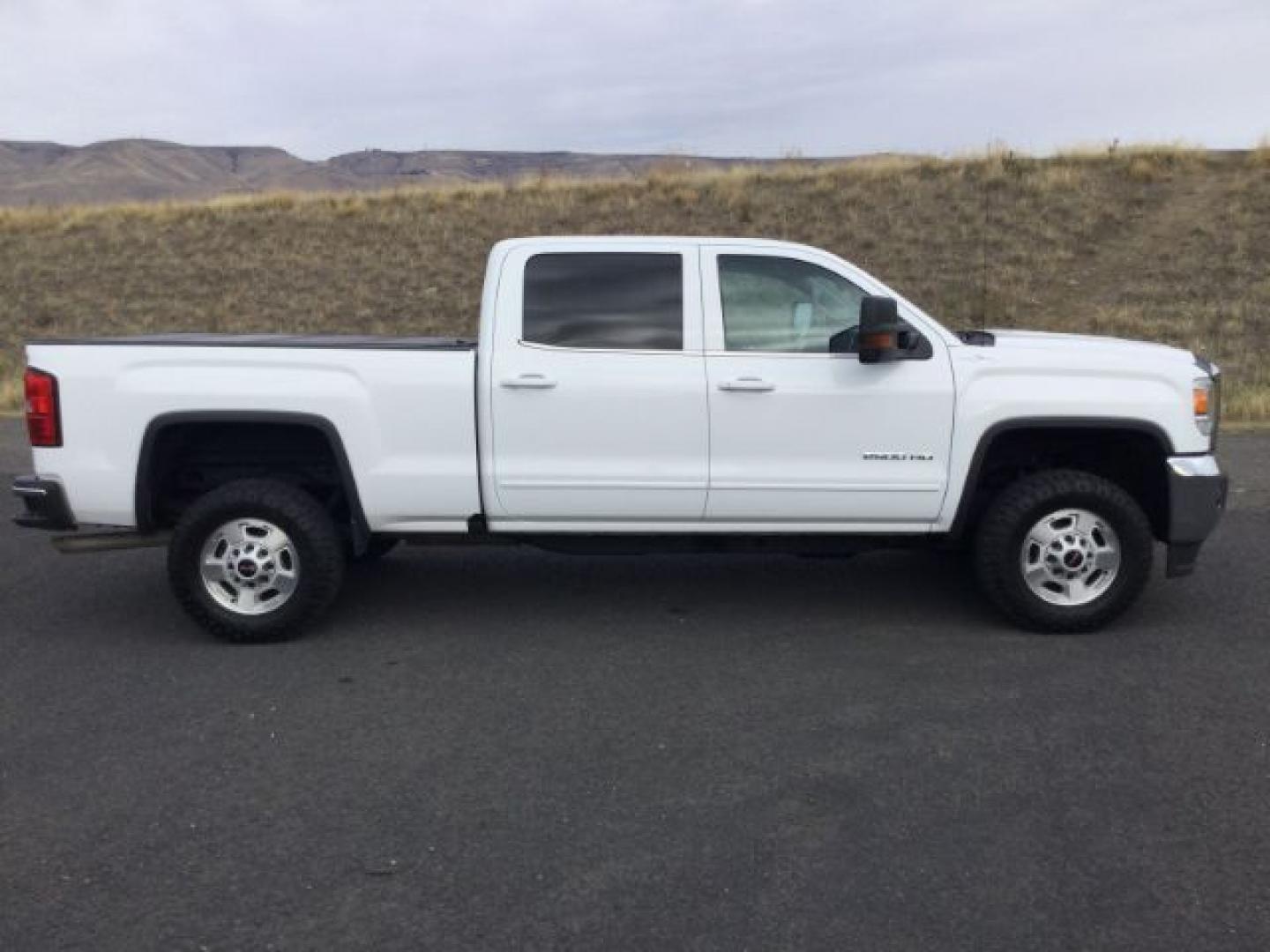 2018 Summit White /Dark Ash/Jet Black GMC 2500 Crew Cab 4x4 SLE (1GT12SEG5JF) with an Vortec 6L V-8 variable valve control engine, 6-Speed Automatic transmission, located at 1801 Main Street, Lewiston, 83501, (208) 743-9371, 46.417065, -117.004799- Photo#2