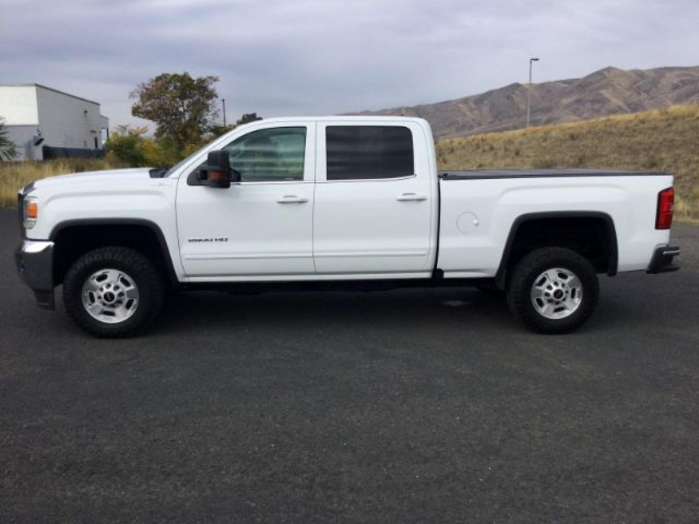 2018 Summit White /Dark Ash/Jet Black GMC 2500 Crew Cab 4x4 SLE (1GT12SEG5JF) with an Vortec 6L V-8 variable valve control engine, 6-Speed Automatic transmission, located at 1801 Main Street, Lewiston, 83501, (208) 743-9371, 46.417065, -117.004799- Photo#3
