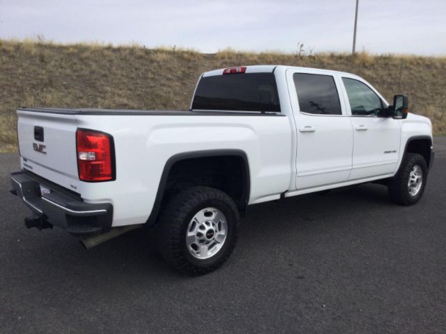 2018 Summit White /Dark Ash/Jet Black GMC 2500 Crew Cab 4x4 SLE (1GT12SEG5JF) with an Vortec 6L V-8 variable valve control engine, 6-Speed Automatic transmission, located at 1801 Main Street, Lewiston, 83501, (208) 743-9371, 46.417065, -117.004799- Photo#4