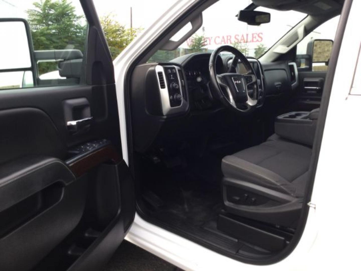 2018 Summit White /Dark Ash/Jet Black GMC 2500 Crew Cab 4x4 SLE (1GT12SEG5JF) with an Vortec 6L V-8 variable valve control engine, 6-Speed Automatic transmission, located at 1801 Main Street, Lewiston, 83501, (208) 743-9371, 46.417065, -117.004799- Photo#5