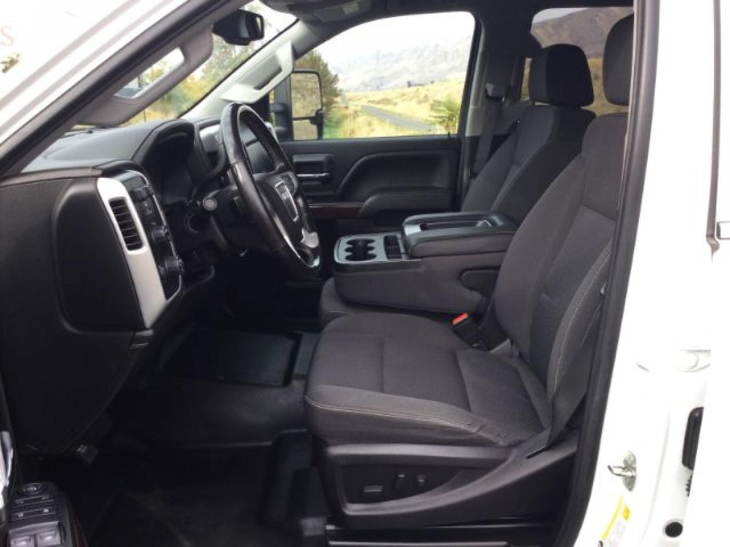 2018 Summit White /Dark Ash/Jet Black GMC 2500 Crew Cab 4x4 SLE (1GT12SEG5JF) with an Vortec 6L V-8 variable valve control engine, 6-Speed Automatic transmission, located at 1801 Main Street, Lewiston, 83501, (208) 743-9371, 46.417065, -117.004799- Photo#6