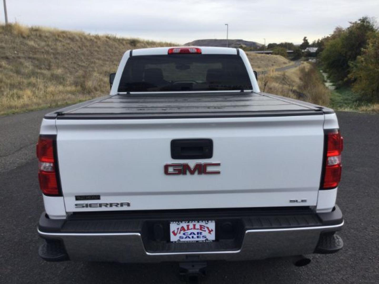 2018 Summit White /Dark Ash/Jet Black GMC 2500 Crew Cab 4x4 SLE (1GT12SEG5JF) with an Vortec 6L V-8 variable valve control engine, 6-Speed Automatic transmission, located at 1801 Main Street, Lewiston, 83501, (208) 743-9371, 46.417065, -117.004799- Photo#8
