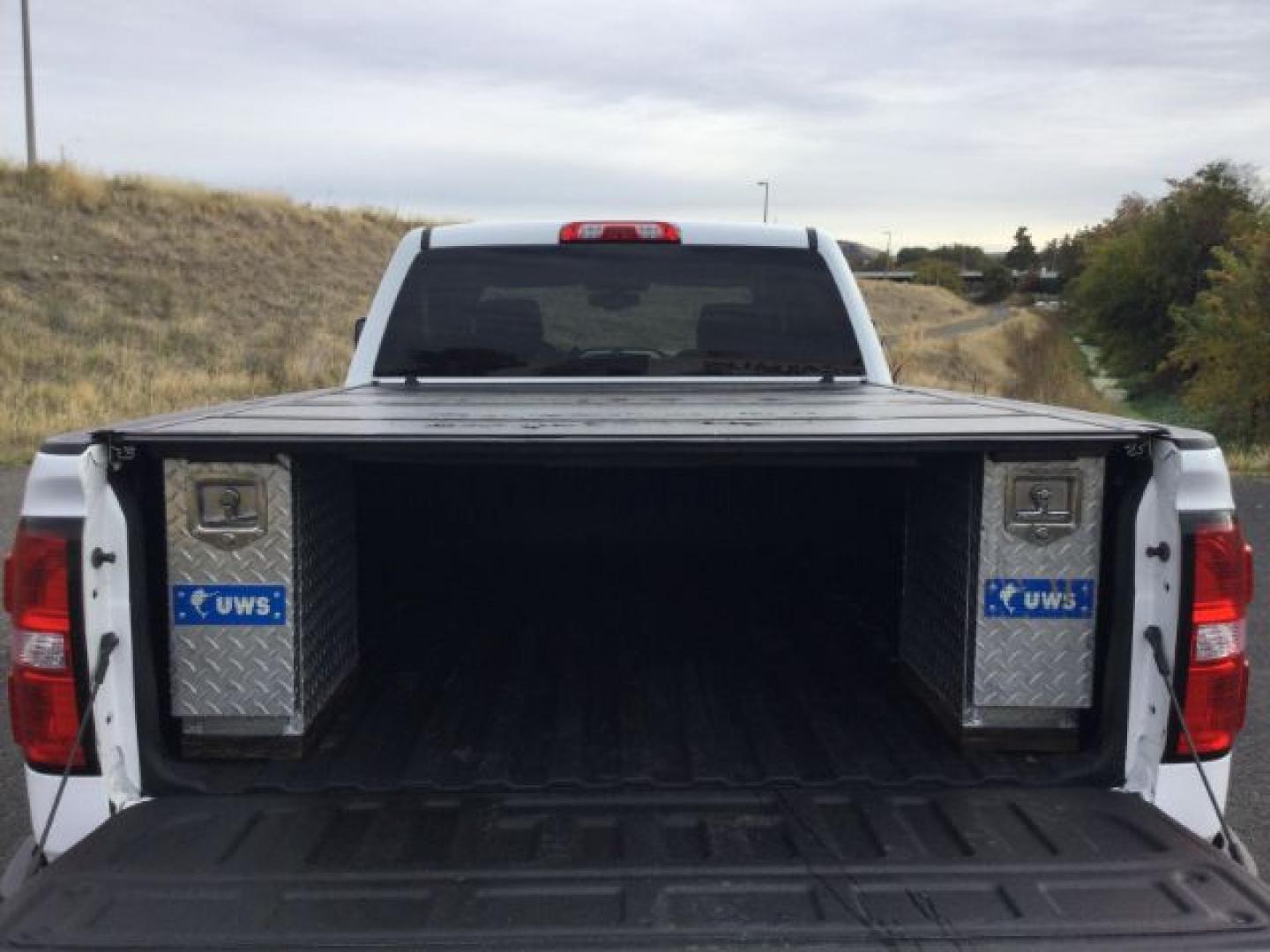 2018 Summit White /Dark Ash/Jet Black GMC 2500 Crew Cab 4x4 SLE (1GT12SEG5JF) with an Vortec 6L V-8 variable valve control engine, 6-Speed Automatic transmission, located at 1801 Main Street, Lewiston, 83501, (208) 743-9371, 46.417065, -117.004799- Photo#9
