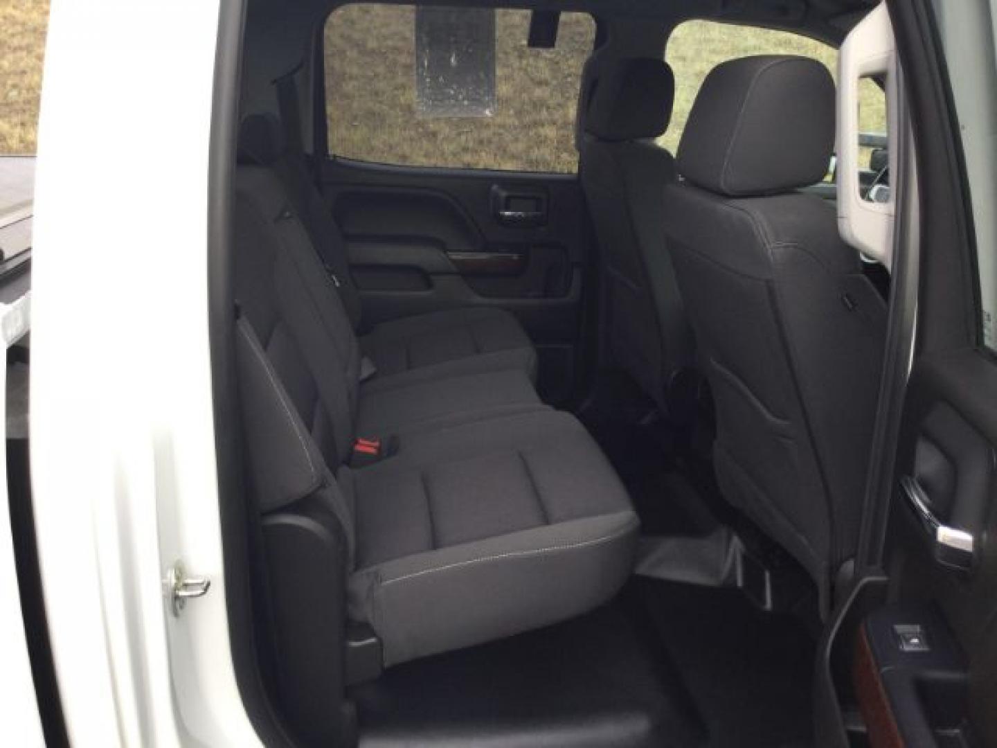 2018 Summit White /Dark Ash/Jet Black GMC 2500 Crew Cab 4x4 SLE (1GT12SEG5JF) with an Vortec 6L V-8 variable valve control engine, 6-Speed Automatic transmission, located at 1801 Main Street, Lewiston, 83501, (208) 743-9371, 46.417065, -117.004799- Photo#11
