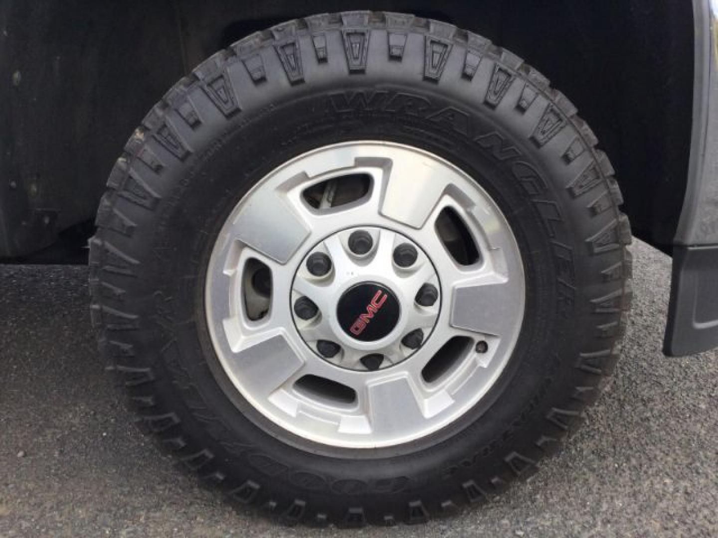 2018 Summit White /Dark Ash/Jet Black GMC 2500 Crew Cab 4x4 SLE (1GT12SEG5JF) with an Vortec 6L V-8 variable valve control engine, 6-Speed Automatic transmission, located at 1801 Main Street, Lewiston, 83501, (208) 743-9371, 46.417065, -117.004799- Photo#12