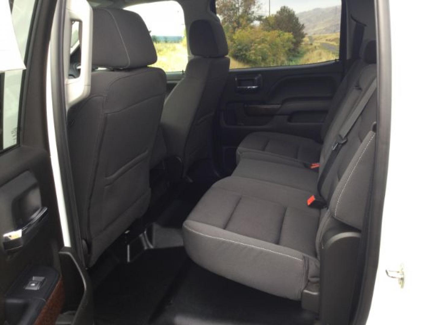 2018 Summit White /Dark Ash/Jet Black GMC 2500 Crew Cab 4x4 SLE (1GT12SEG5JF) with an Vortec 6L V-8 variable valve control engine, 6-Speed Automatic transmission, located at 1801 Main Street, Lewiston, 83501, (208) 743-9371, 46.417065, -117.004799- Photo#16