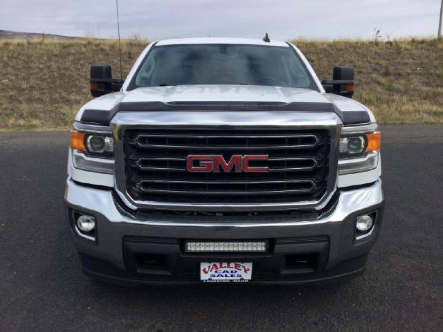2018 Summit White /Dark Ash/Jet Black GMC 2500 Crew Cab 4x4 SLE (1GT12SEG5JF) with an Vortec 6L V-8 variable valve control engine, 6-Speed Automatic transmission, located at 1801 Main Street, Lewiston, 83501, (208) 743-9371, 46.417065, -117.004799- Photo#17