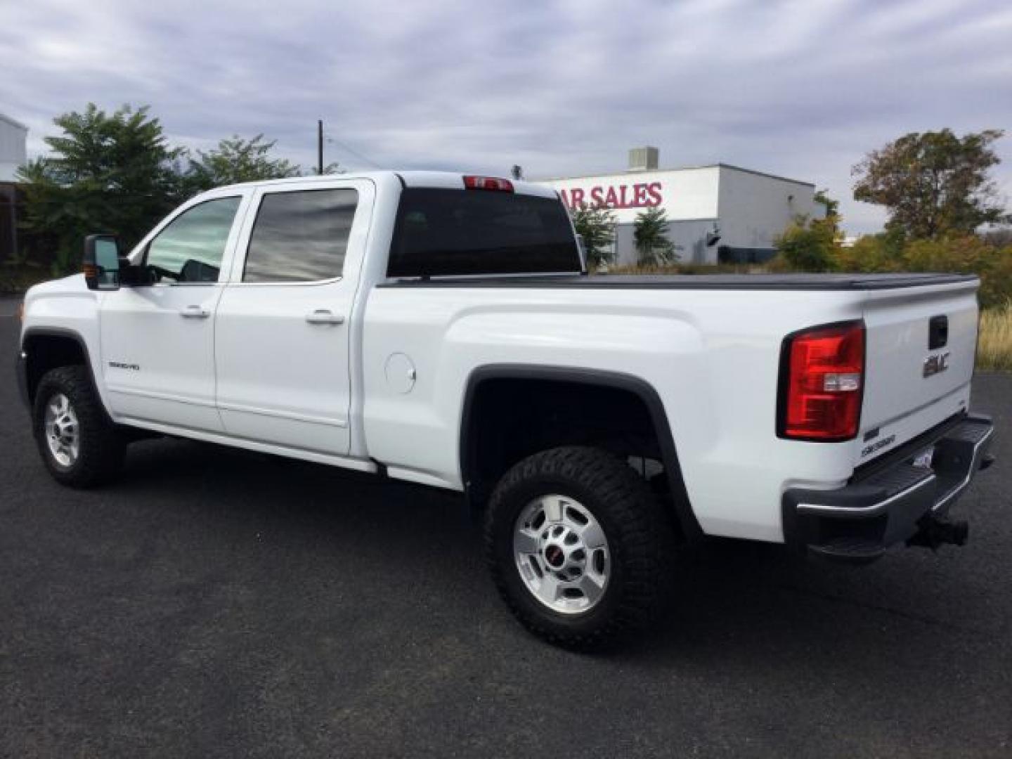 2018 Summit White /Dark Ash/Jet Black GMC 2500 Crew Cab 4x4 SLE (1GT12SEG5JF) with an Vortec 6L V-8 variable valve control engine, 6-Speed Automatic transmission, located at 1801 Main Street, Lewiston, 83501, (208) 743-9371, 46.417065, -117.004799- Photo#18