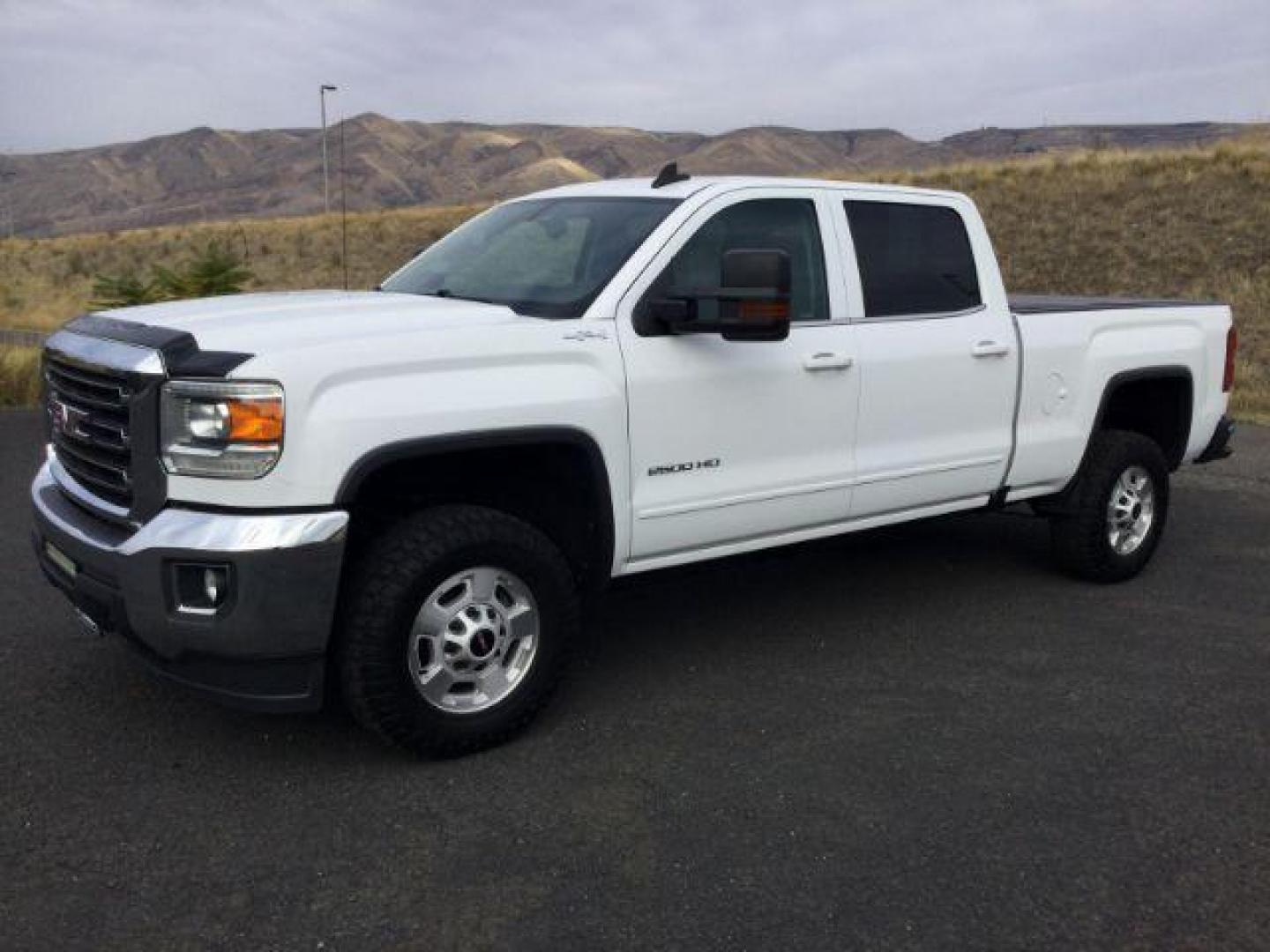 2018 Summit White /Dark Ash/Jet Black GMC 2500 Crew Cab 4x4 SLE (1GT12SEG5JF) with an Vortec 6L V-8 variable valve control engine, 6-Speed Automatic transmission, located at 1801 Main Street, Lewiston, 83501, (208) 743-9371, 46.417065, -117.004799 - Photo#0
