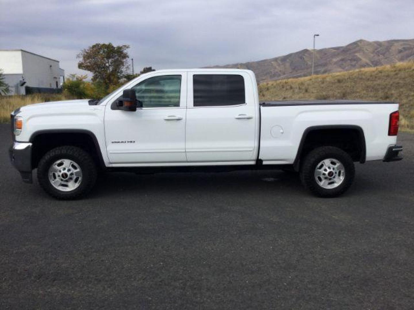 2018 Summit White /Dark Ash/Jet Black GMC 2500 Crew Cab 4x4 SLE (1GT12SEG5JF) with an Vortec 6L V-8 variable valve control engine, 6-Speed Automatic transmission, located at 1801 Main Street, Lewiston, 83501, (208) 743-9371, 46.417065, -117.004799 - Photo#3